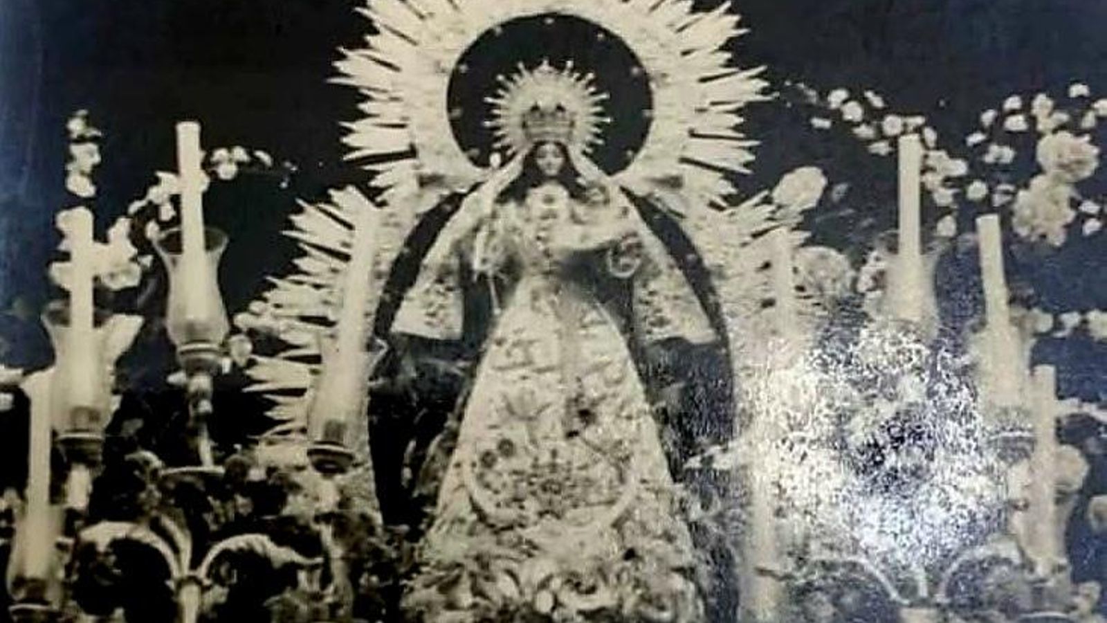 La Virgen de Montemayor saliendo desde el polvorín La Virgen de Montemayor saliendo desde el polvorín