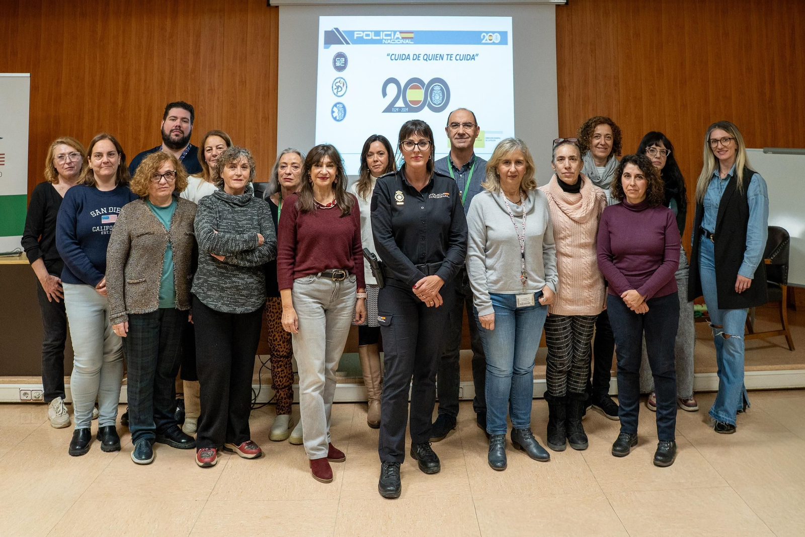 La interlocutora de la Policía, en el centro, junto a sanitarios tras la formación