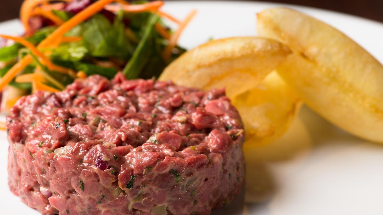 El Ministerio de Sanidad recomienda comer alimentos totalmente cocinados y evitar los crudos.