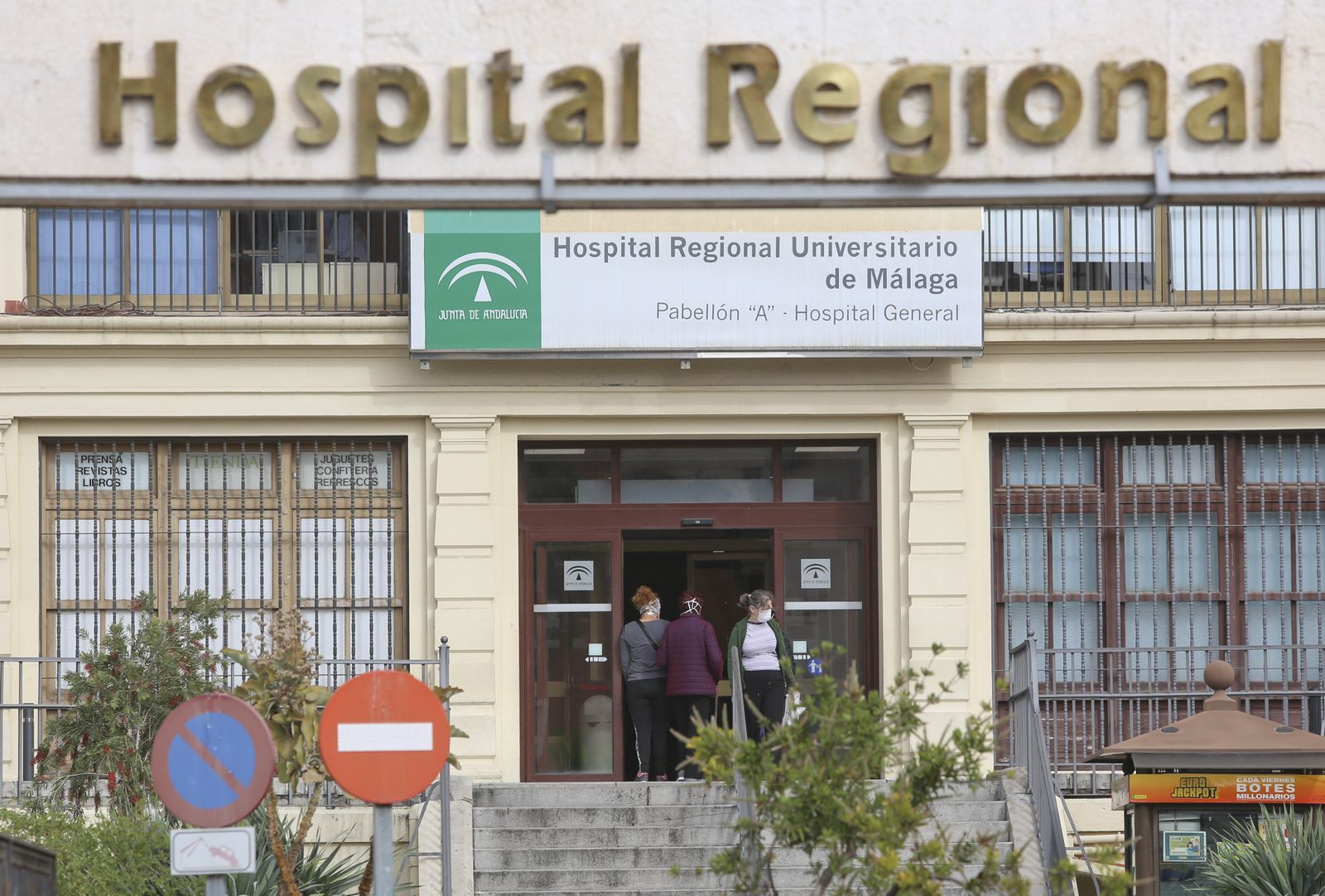 Salir a donar sangre en la Málaga del coronavirus, en fotos