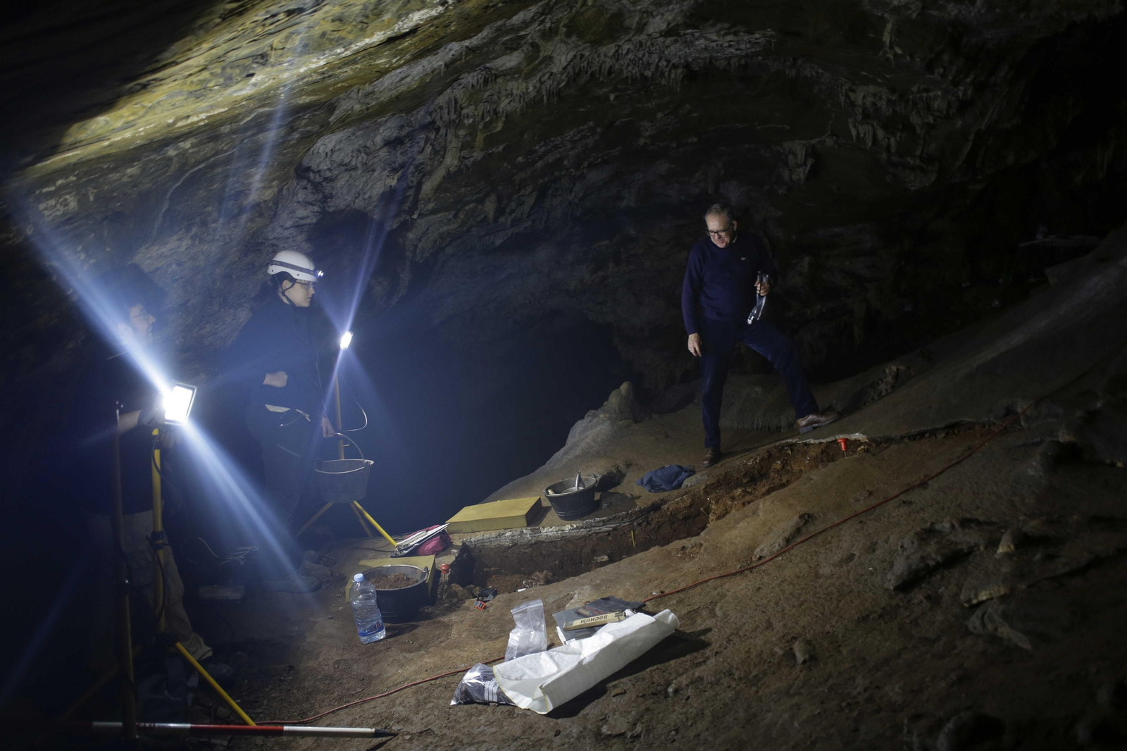 1. Pedro Cantalejo visitando ayer el último de los proyectos de investigación en marcha. 2. Arte atribuido ahora a los neandertales. 3. Trabajos en la Cueva de Ardales liderados por la Universidad de Cádiz y el Neanderthal Museum de la Universidad de Colonia.  4. Excavación en la cueva. 5. Presentación de la investigación en la Universidad de Cádiz. 6. Interior de la Cueva de Ardales.