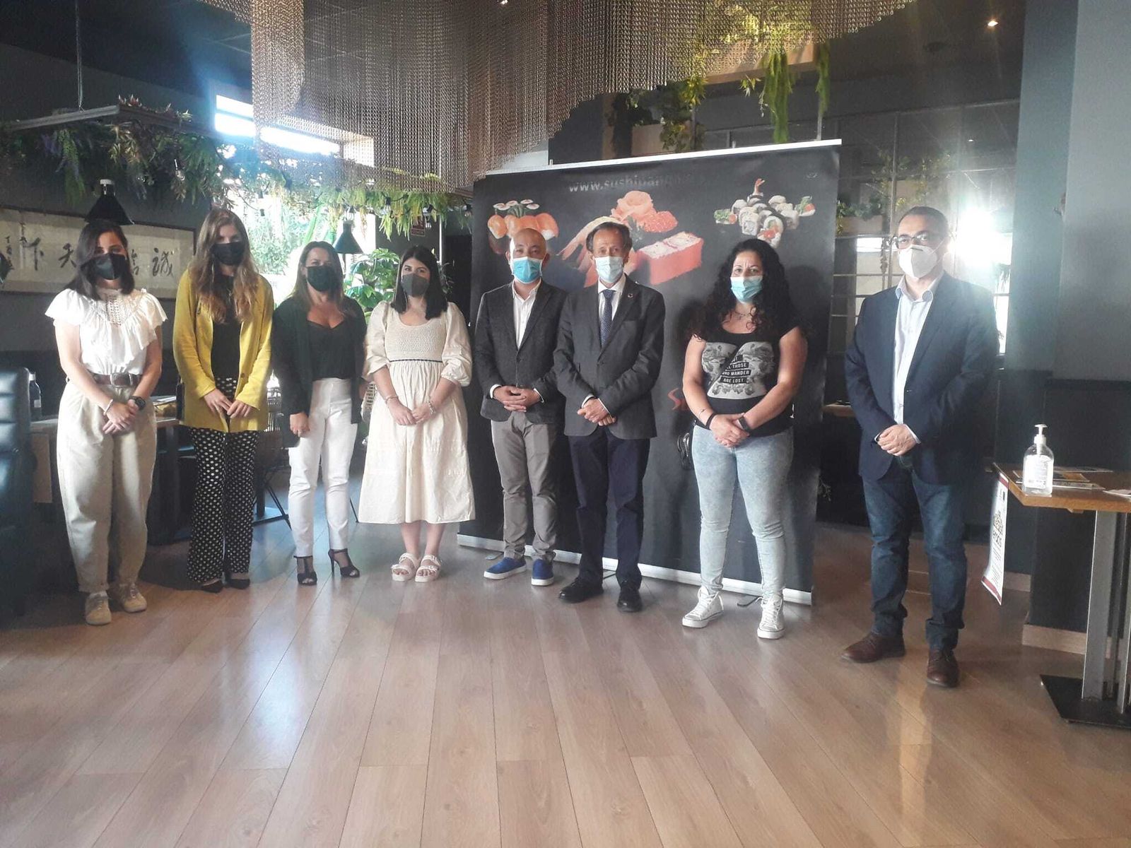 Visita realizada por representantes municipales y del proyecto al restaurante con el que se ha firmado el convenio.