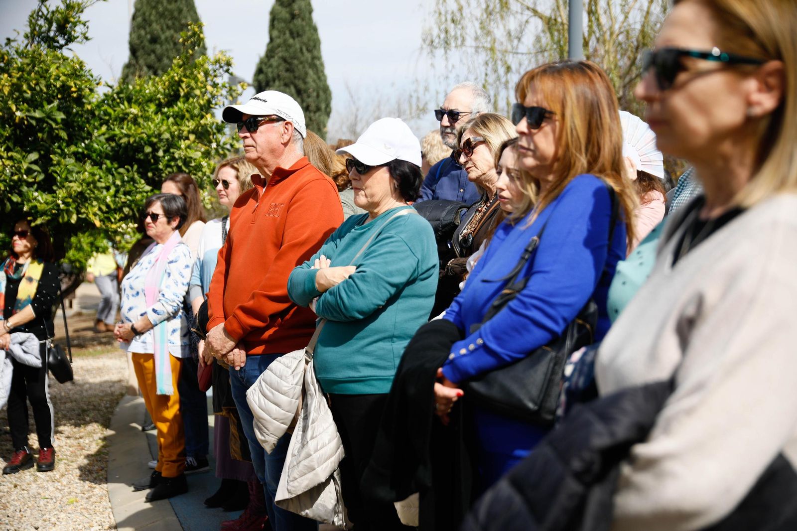 Las imágenes de la plantación de un olivo y el entierro de una cápsula del tiempo