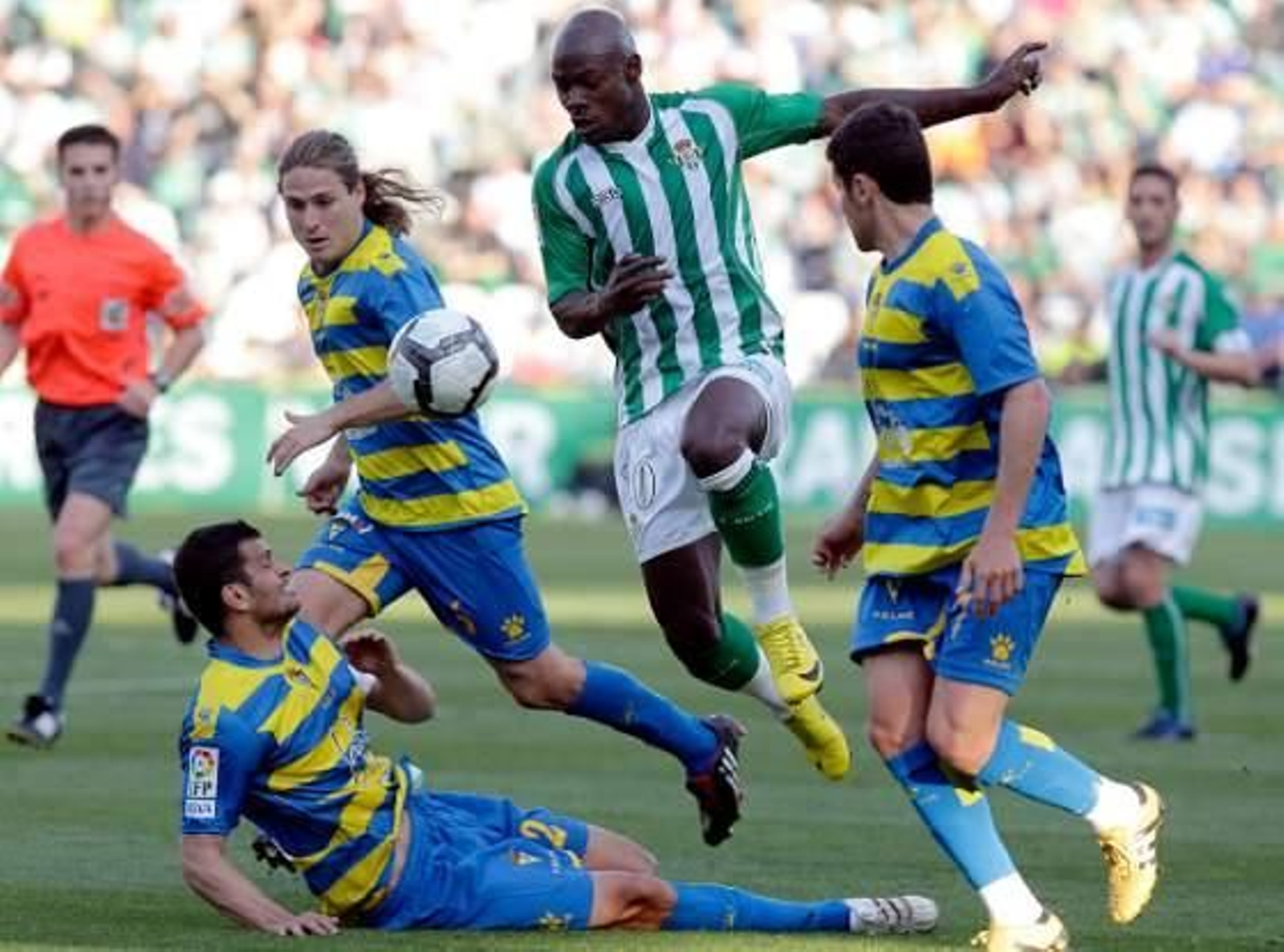 El Cádiz se complica sus opciones de salvar la categoría tras caer goleado en el Ruiz de Lopera por cuatro tantos a cero.

Foto: Antonio Pizarro