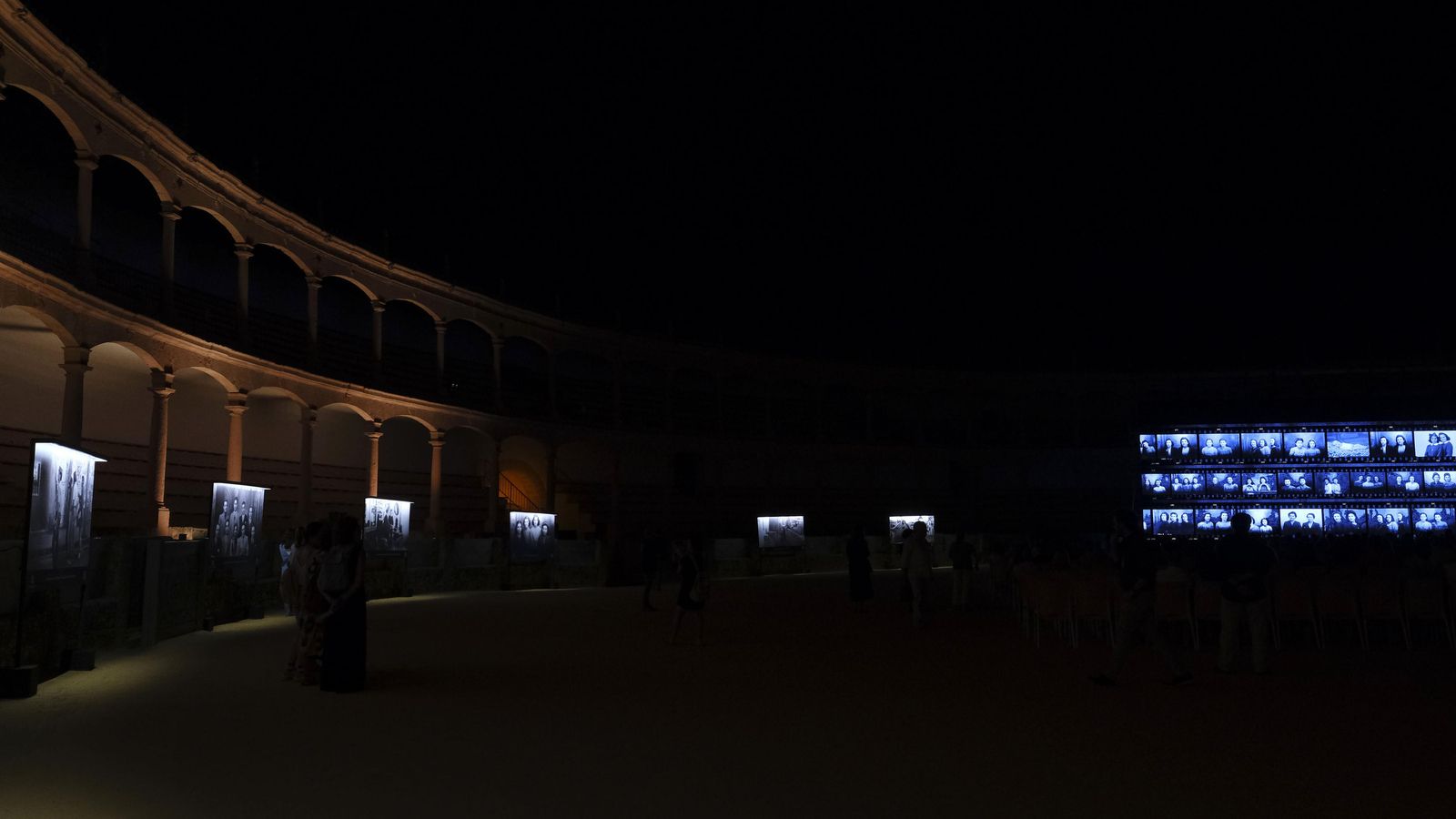 Parte de las fotografías se proyectaron en una pantalla gigante.