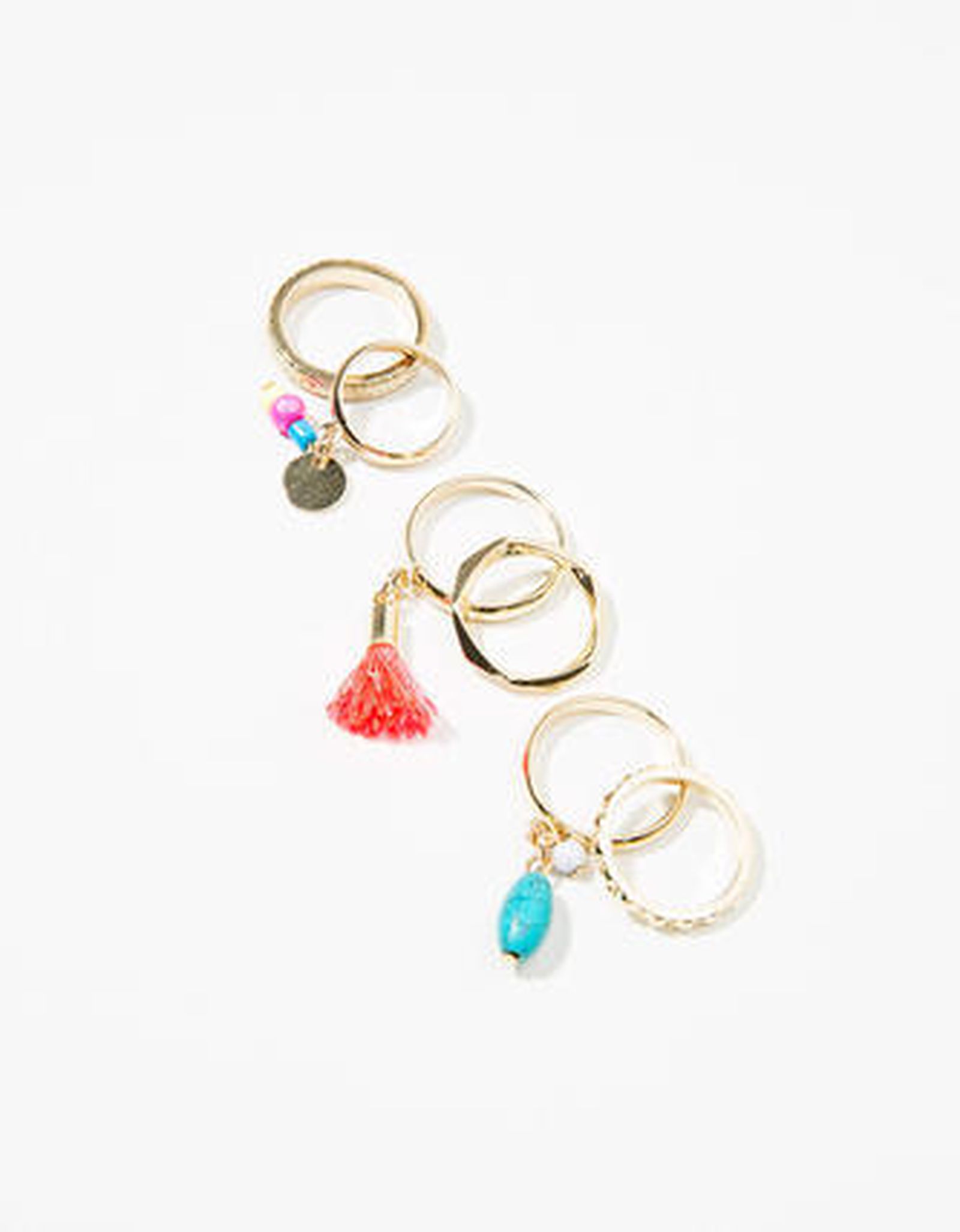 Bershka. 4,99. La tendencia clave en el mundo de los anillos. Estas sortijas han causado furor desde primavera, primero por su versatilidad y segundo por lo original que resulta usarlas. Se venden en packs y pueden combinarse como cada mujer quiera. Las más pequeñas pueden colocarse  en la parte más externa de los dedos, mientras que las más grandes se ponen en la parte que por naturaleza y costumbre le corresponde.