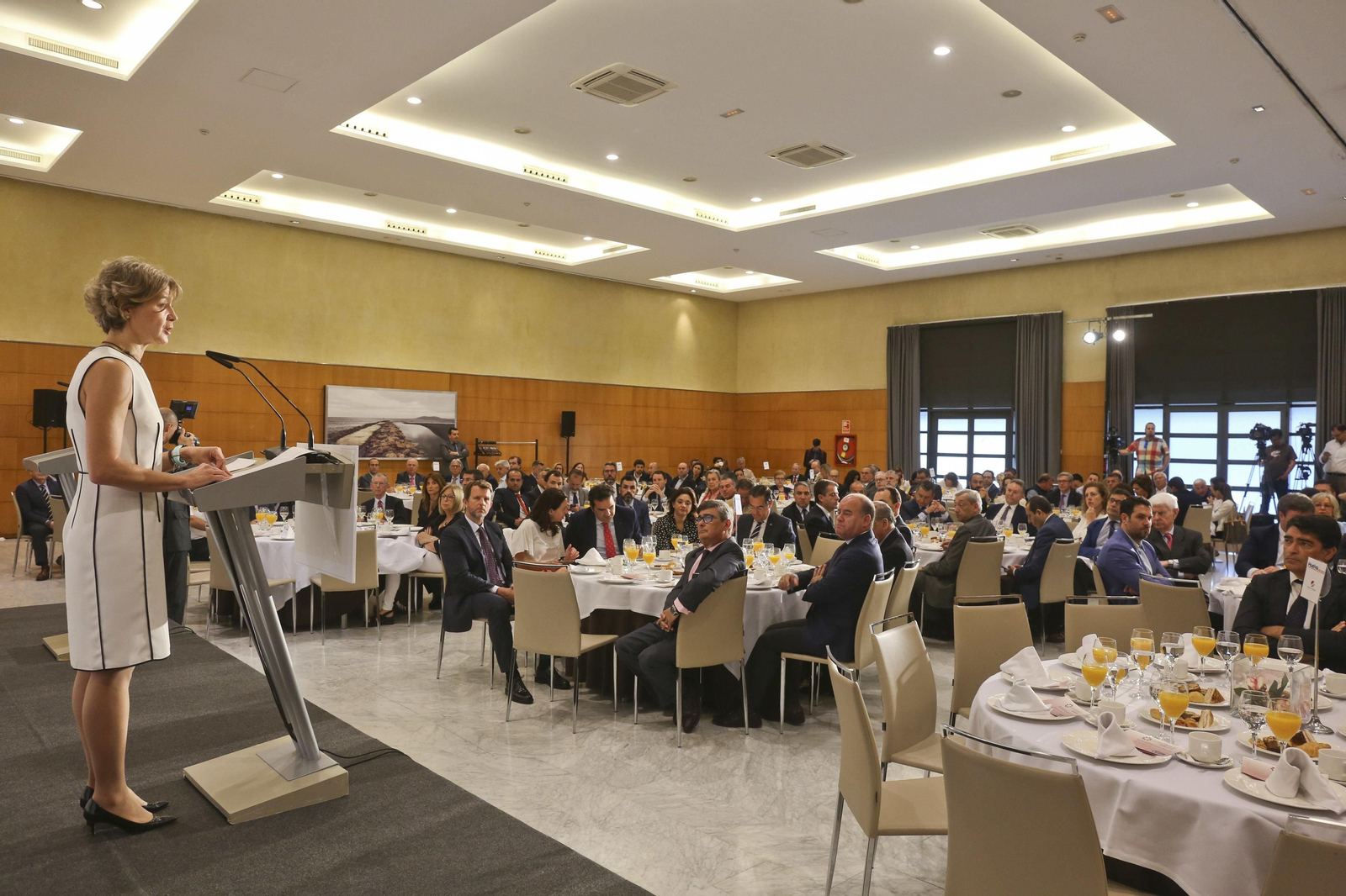 Las imágenes del desayuno-coloquio con Isabel García Tejerina