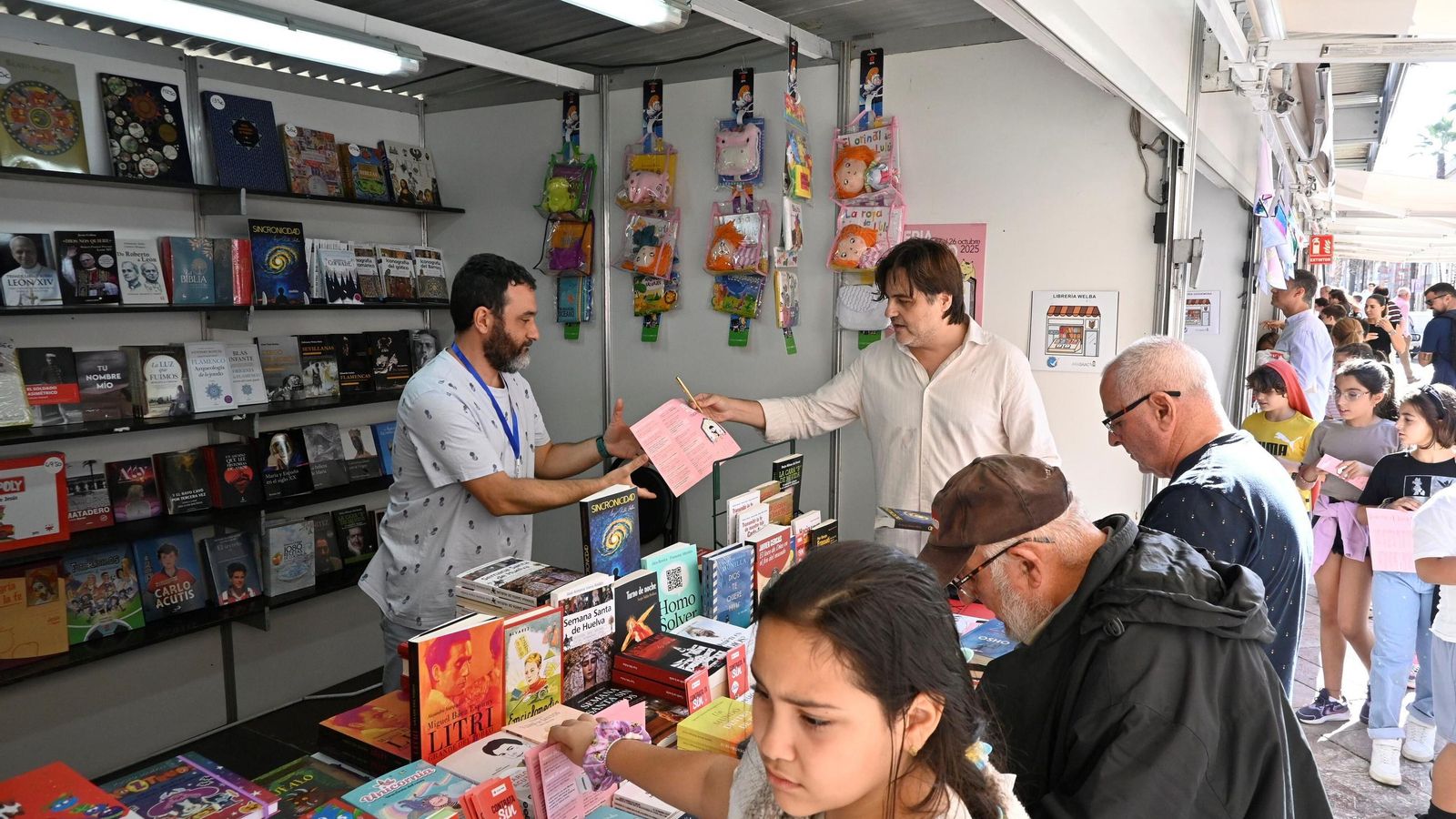 Sergio Valdés, con un librero de Welba.