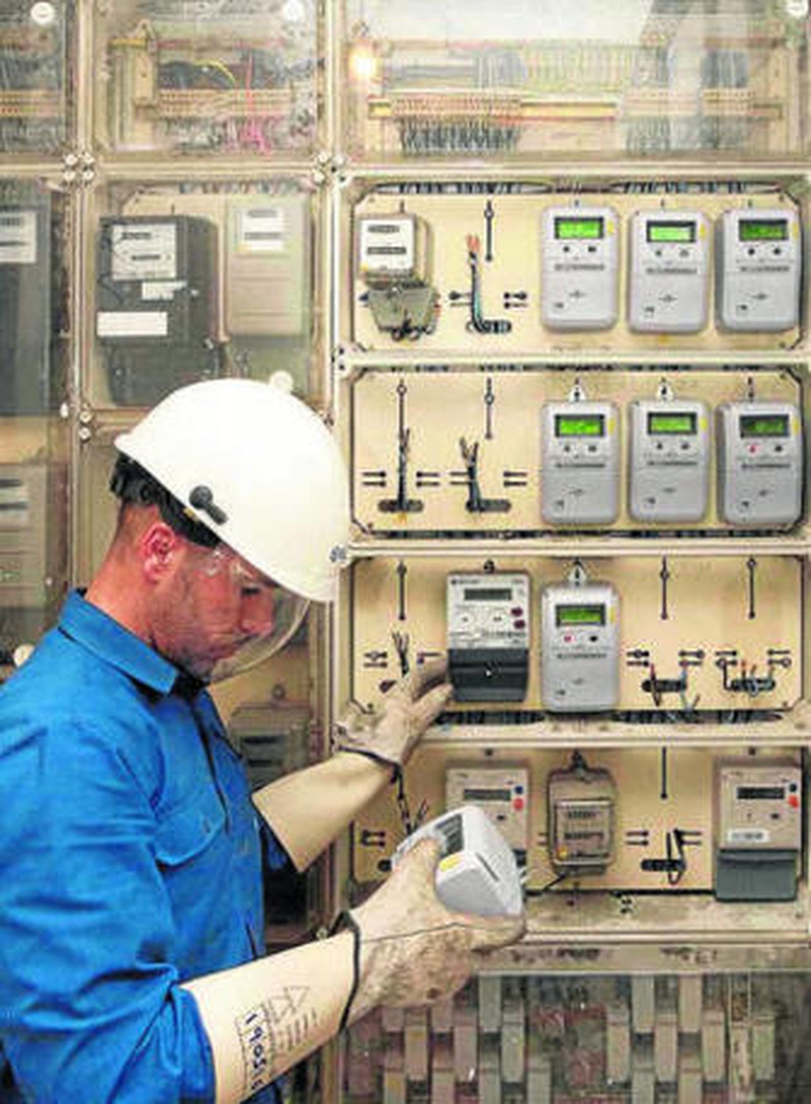Un operario de Endesa instala contadores inteligentes.