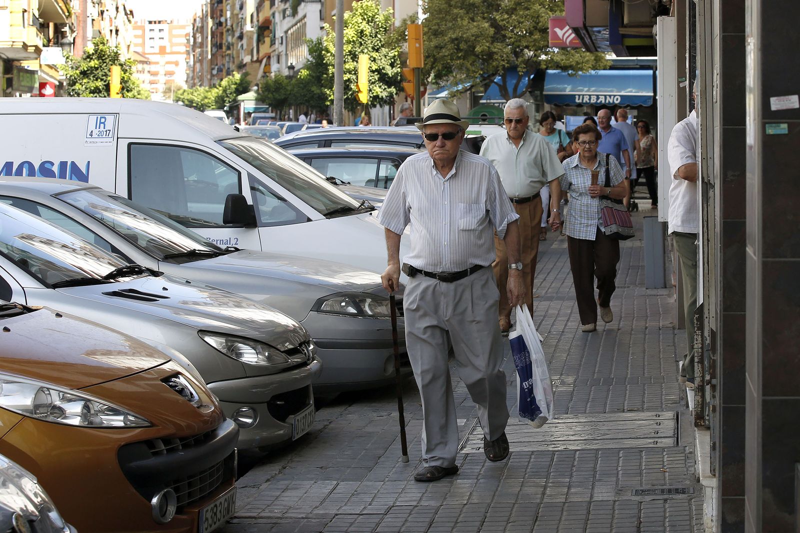 Personas mayores en Huelva capital, en una imagen de archivo.