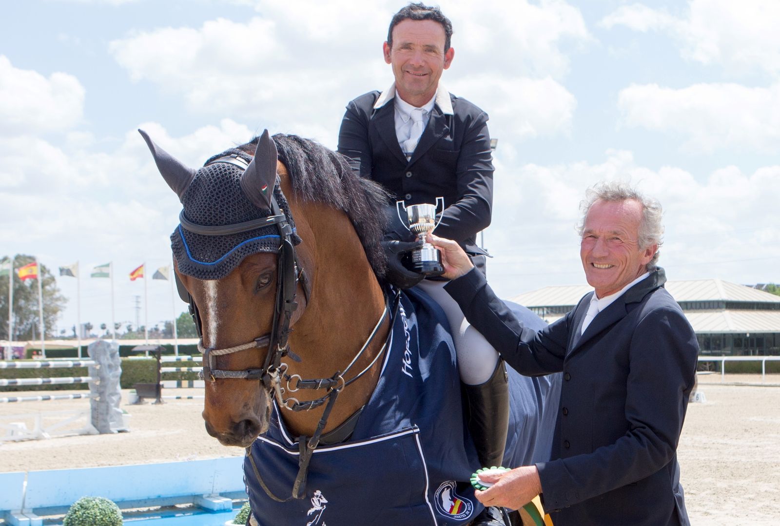 Jesús Torres recibe el GP de manos del representante de la ANJS, Luis Astolfi.