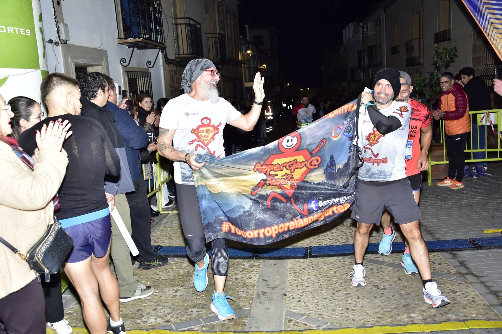En imágenes: Baños de la Encina luce sus mejores galas en la XII Legua Urbana Nocturna La Bellota