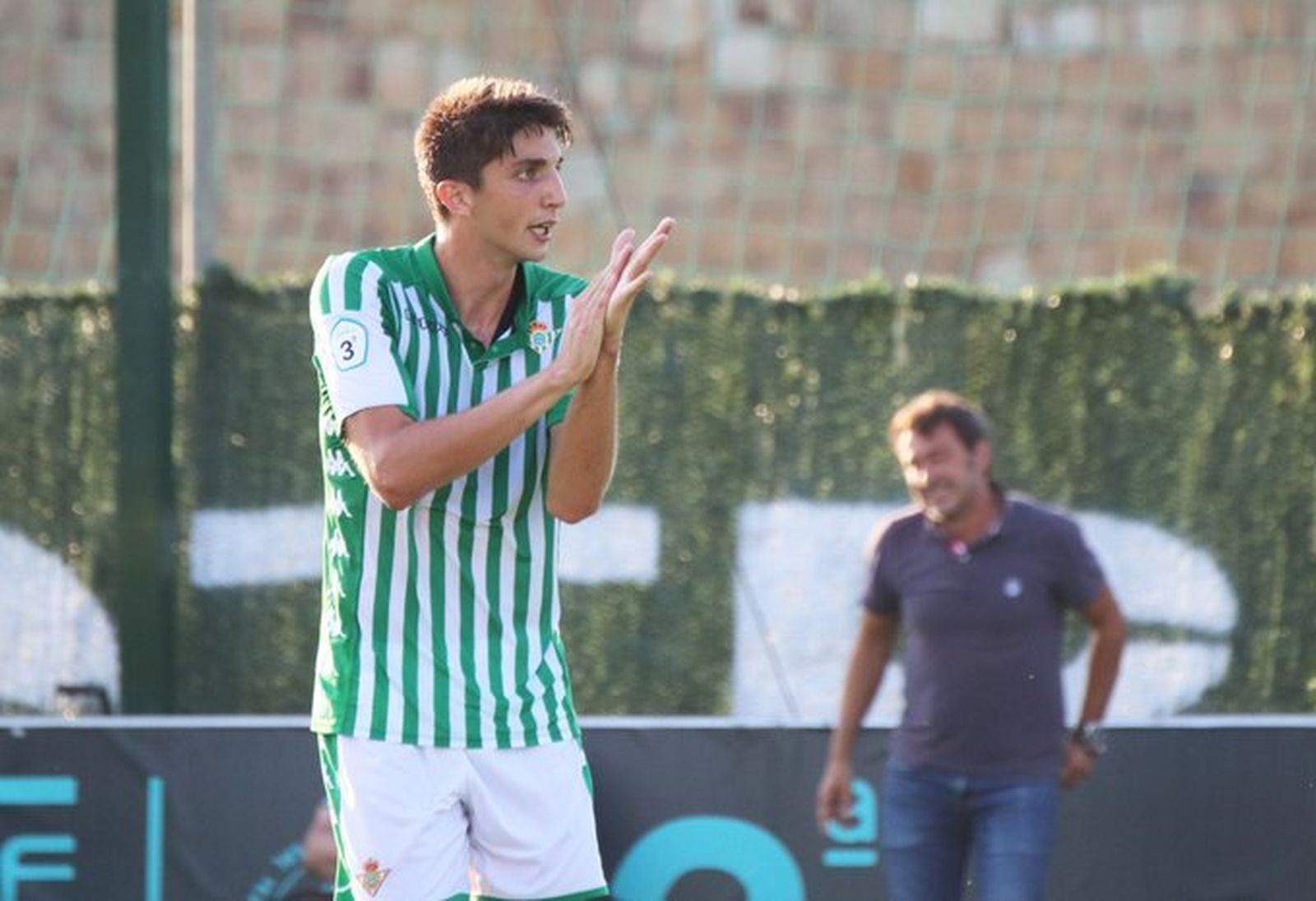 Édgar aplaude a sus compañeros durante el partido.