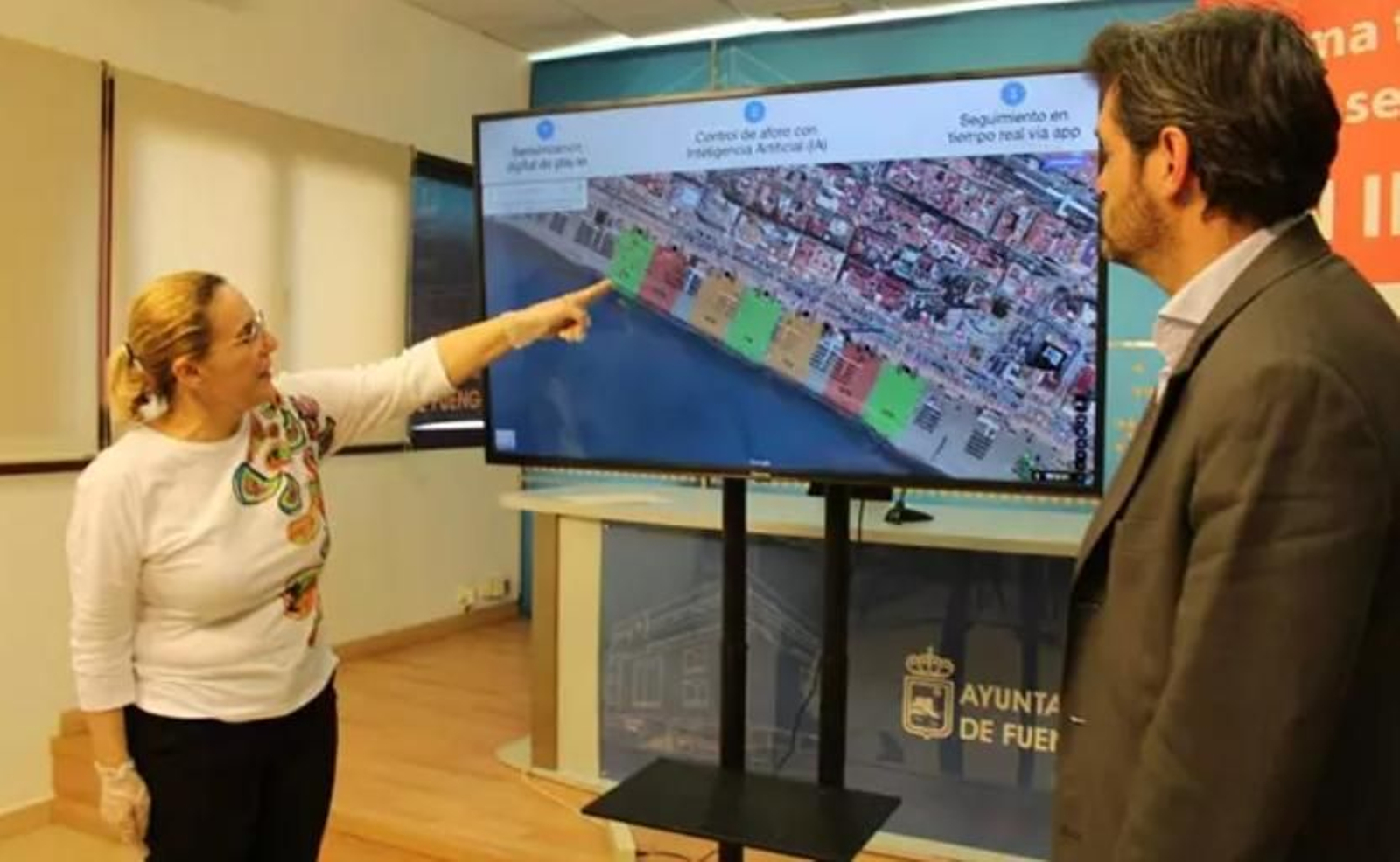 La alcaldesa de Fuengirola presentando el sistema por el que se le ha otorgado el premio