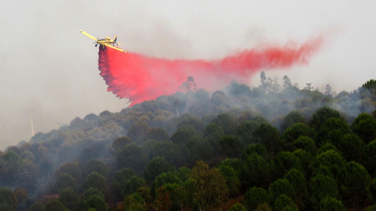 Un avión de carga en tierra se desprende de su carga sobre el incendio de El Granado.