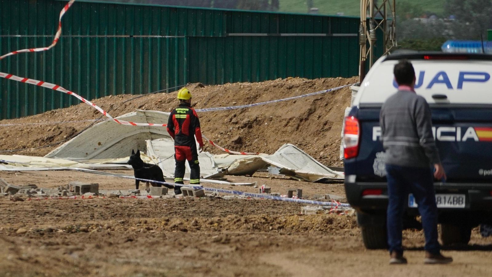 Las imágenes del derrumbe de una nave por el viento en Sevilla