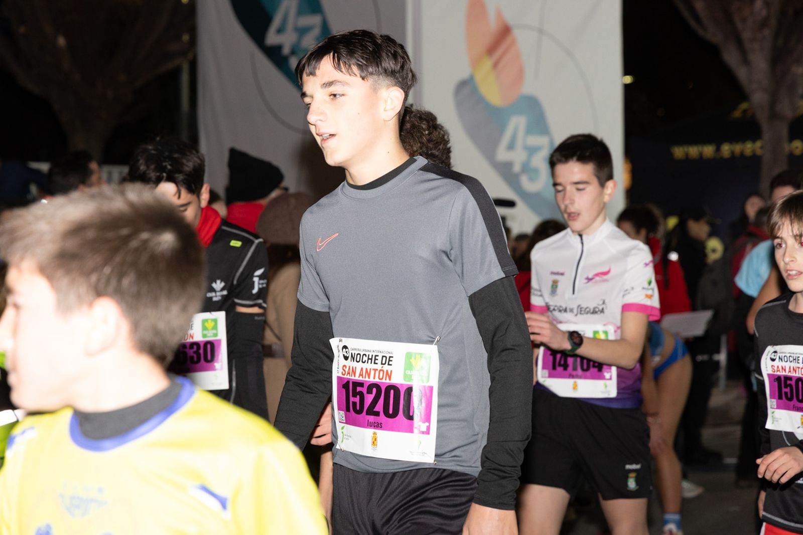 En imágenes: 2.000 atletas brillan con luz propia en la infantil de la Carrera de San Antón 2026