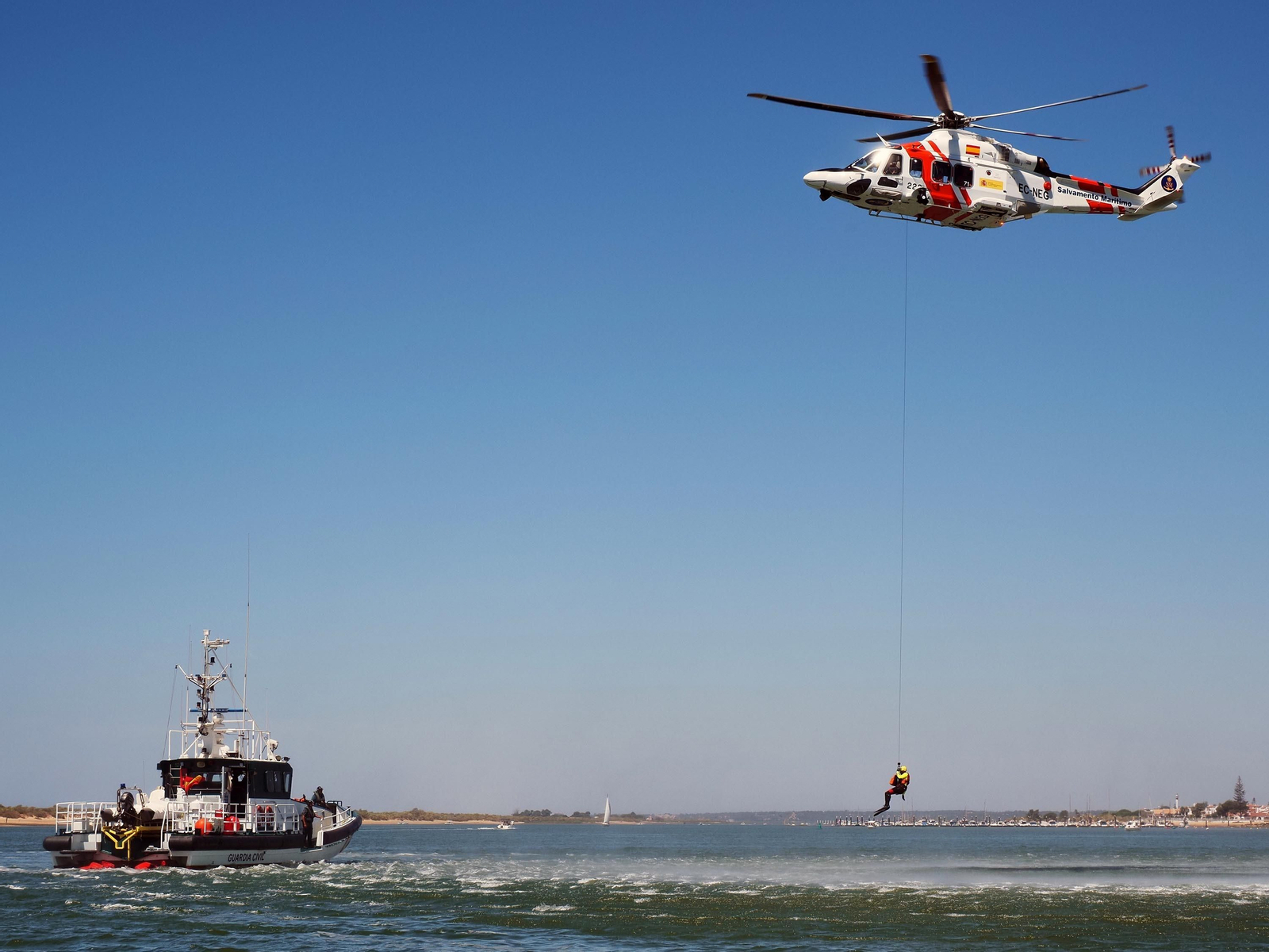 Simulacro de rescate llevado a cabo en la ría del Piedras este viernes