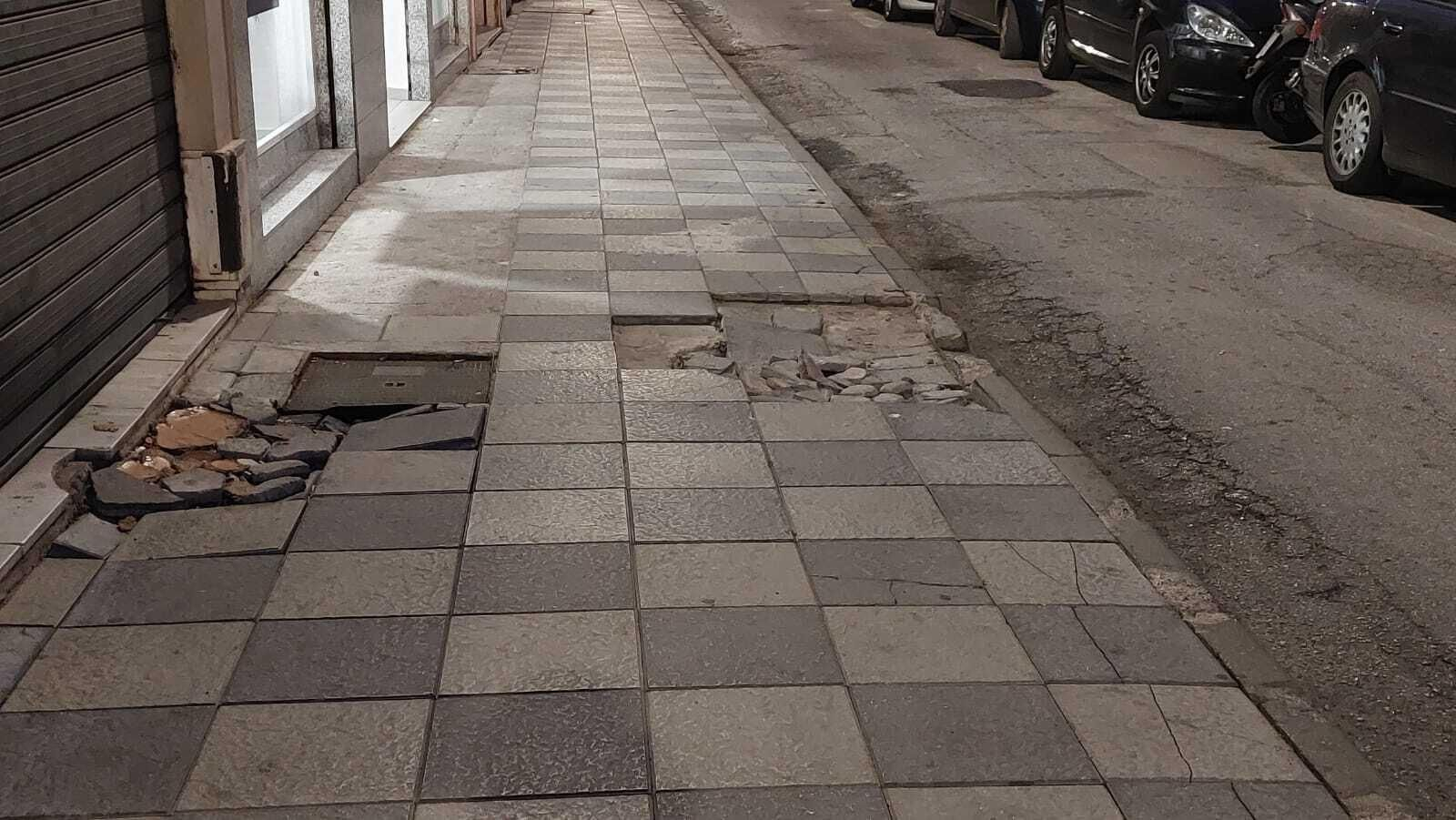 Fotos de aceras rotas en distintos puntos de Algeciras