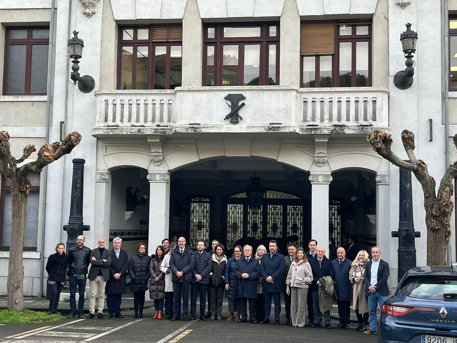 Empresarios andaluces frente en la fábrica de Santa Bárbara en Oviedo.