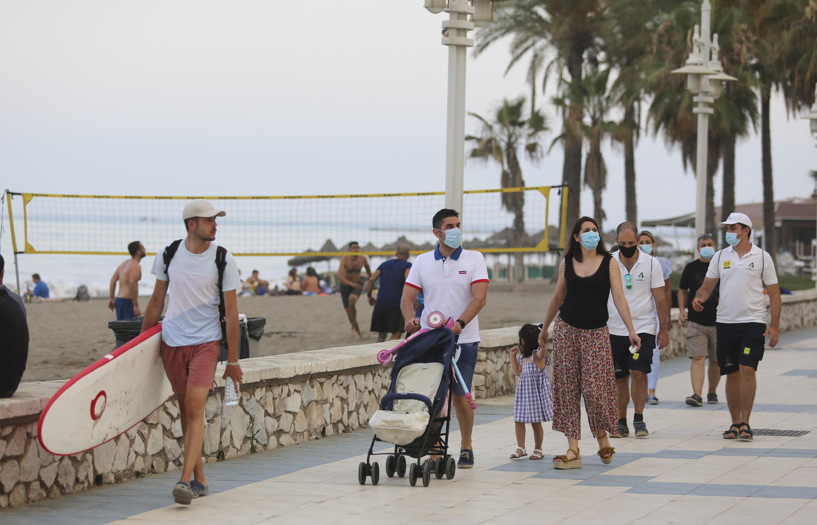 Solitaria noche de San Juan en las playas de Málaga, en fotos
