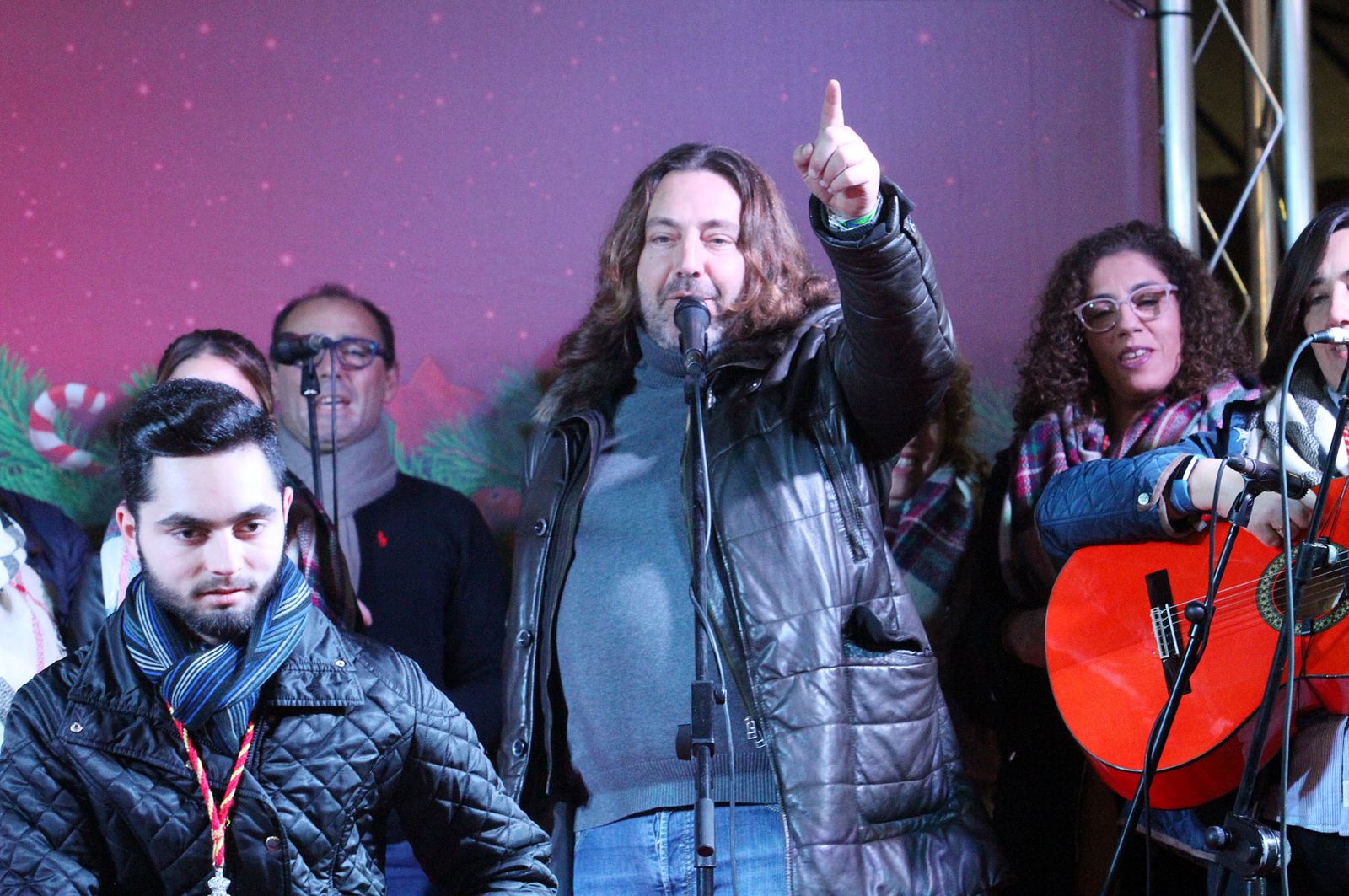 Pepe El Marismeño y el Coro de Emigrantes ponen voz al Cuentacuentos de Huelva Información, en imágenes