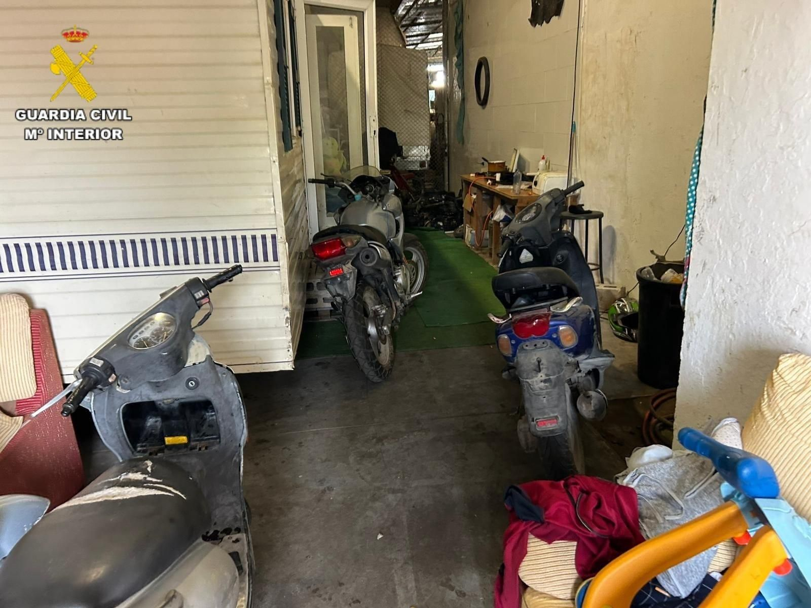 Algunos de los vehículos requisados, localizados en un inmueble en Utrera.