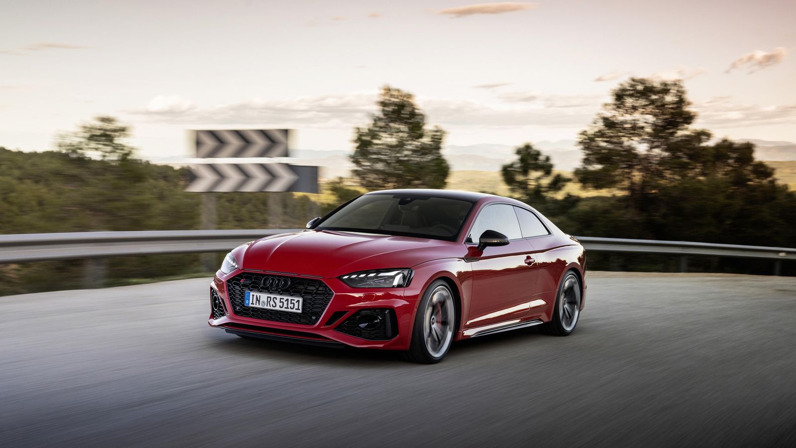 Además de un escape específico, en estas versiones se reduce del aislamiento entre el compartimento del motor y el habitáculo; una modificación que rebaja el peso del coche en unos ocho kilos.