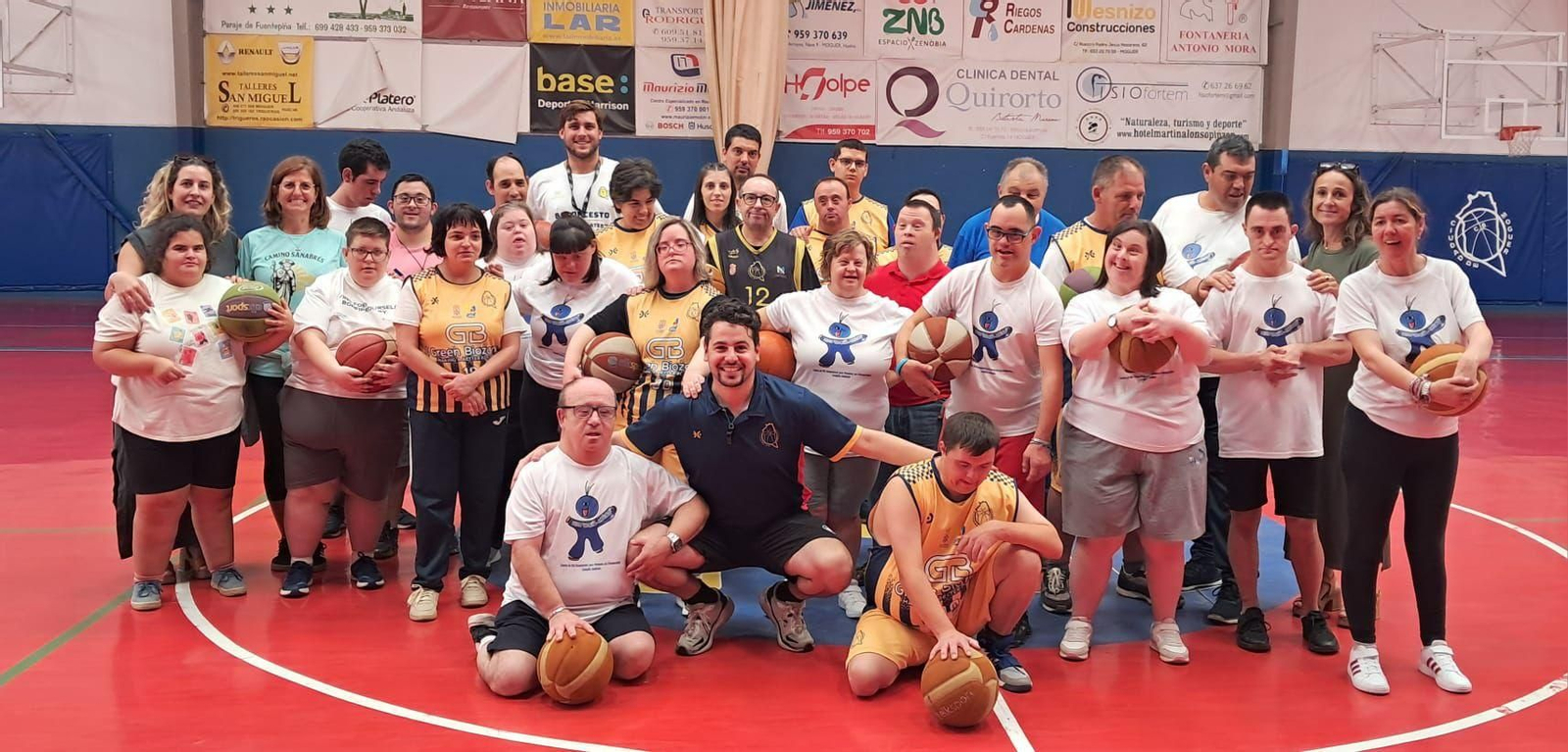 Foto de familia del CB Ciudad de Moguer.