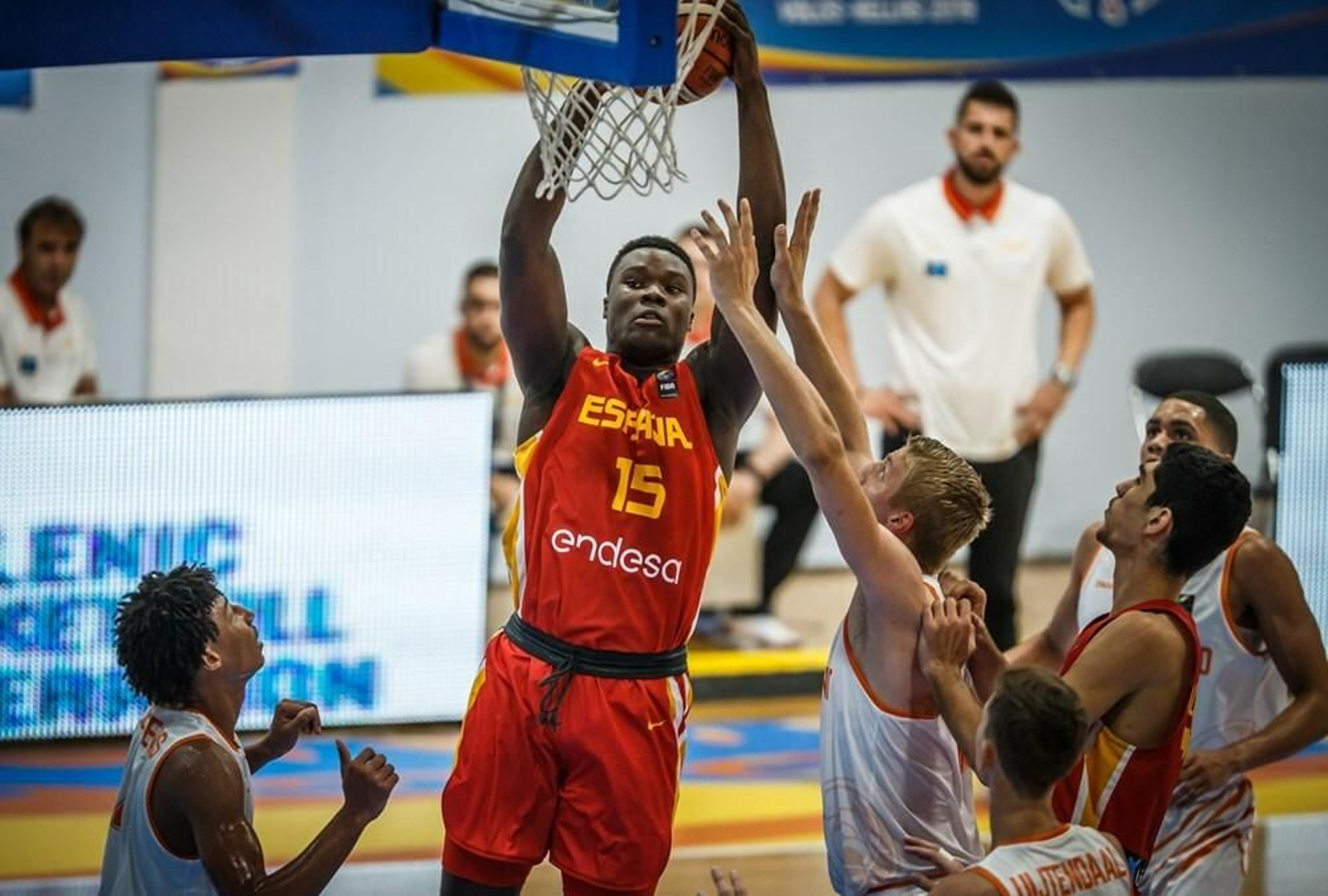 Gody Dike machaca en el estreno de España ante Países Bajos.