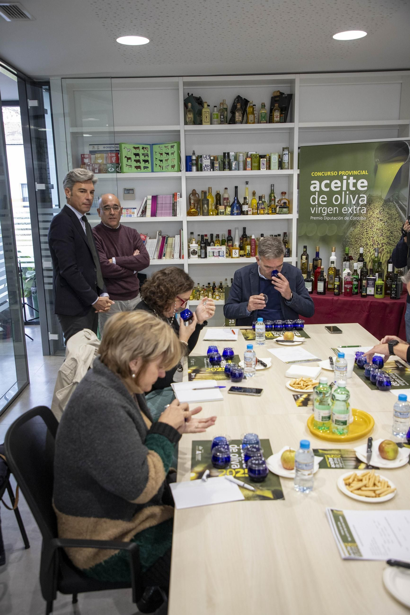 La cata para elegir los mejores aceites de oliva virgen extra de Córdoba, en imágenes