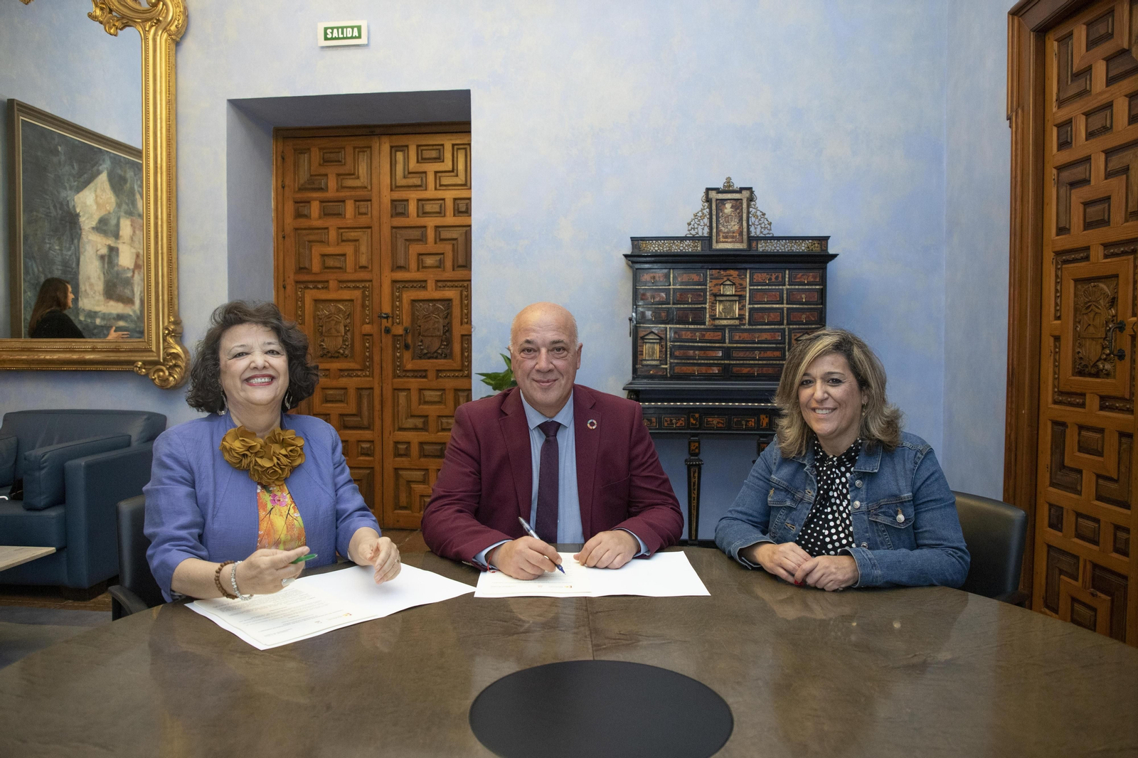 Rafaela Valenzuela, Antonio Ruz y Salud Navajas, en la firma del acuerdo. Rafaela Valenzuela, Antonio Ruz y Salud Navajas, en la firma del acuerdo.