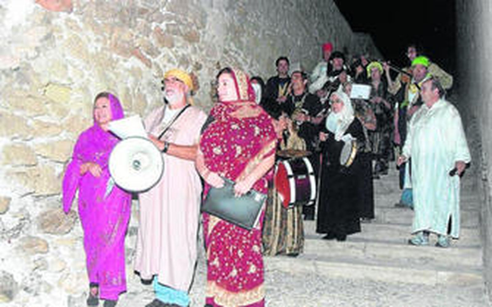 Participantes en 'Amanecer en la Alcazaba' en el año 2012 a las puertas del conjunto monumental.