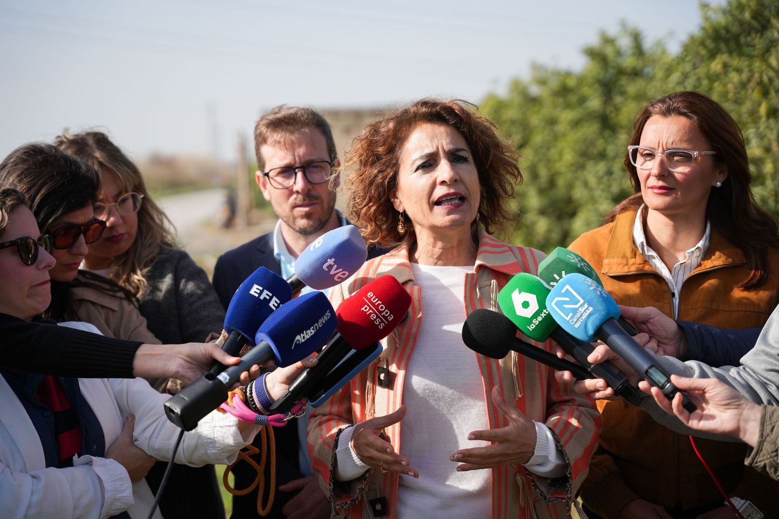 Montero atiende a los periodistas durante a su visita a Cantillana, en Sevilla