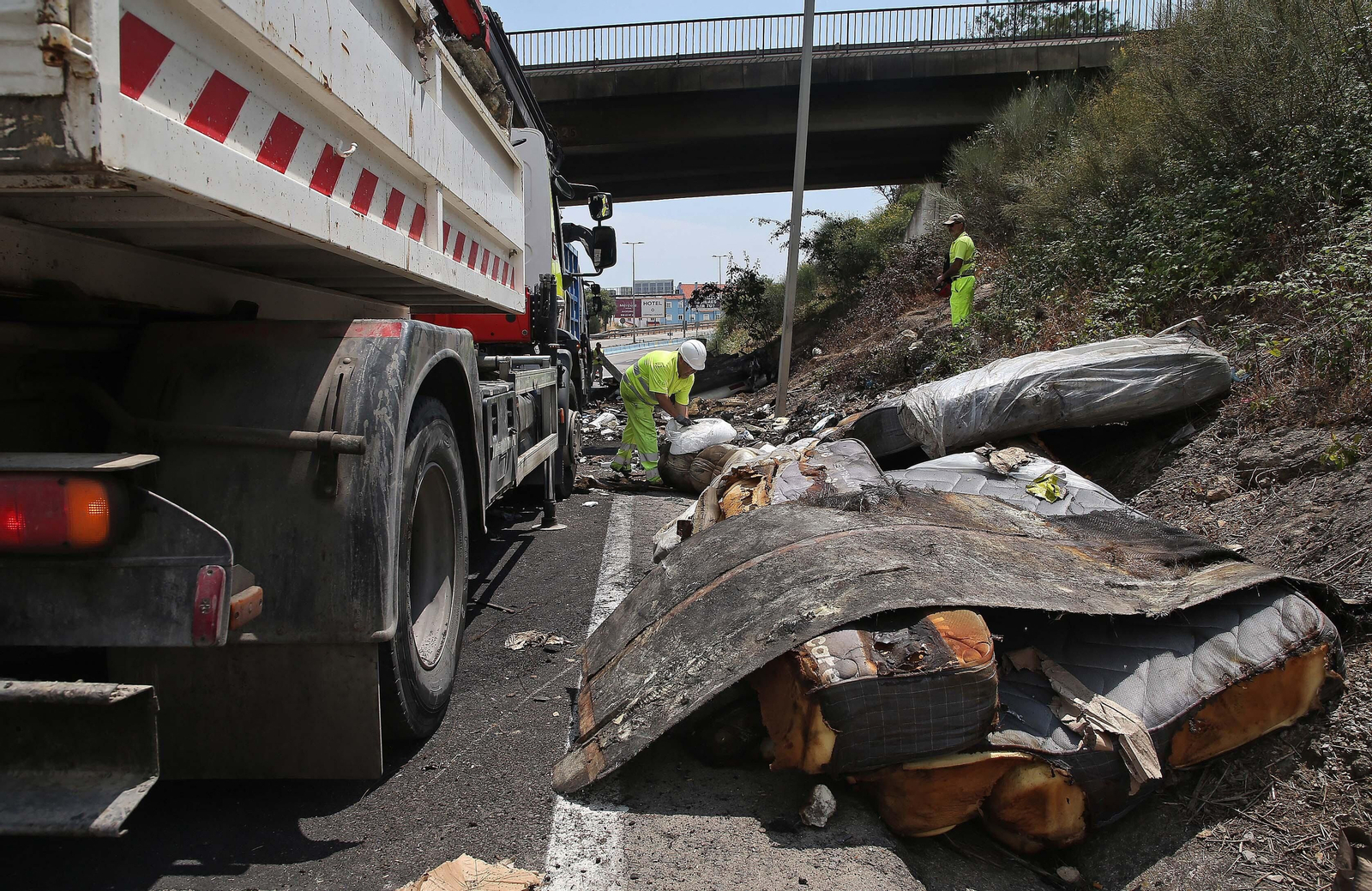 Fotos de la retirada de la carga del camión incendiado en el acceso norte de Algeciras
