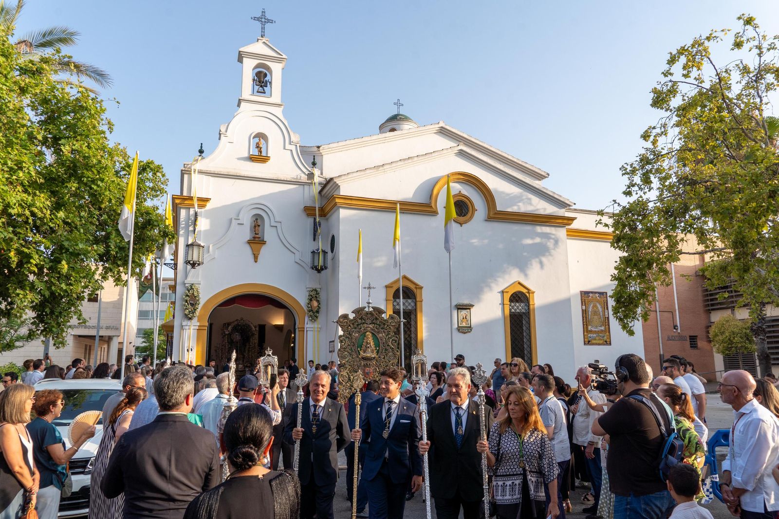 Imágenes del Rosario Jubilar rociero celebrado por las 25 hermandades filiales de la Matriz de Almonte en La Merced