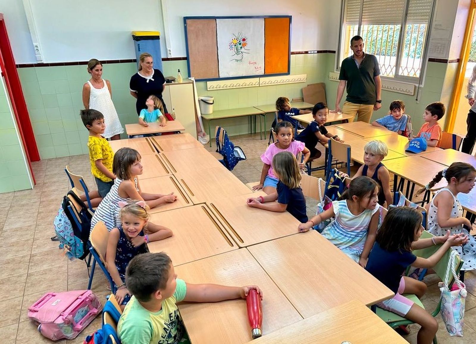 La visita institucional a una de las escuelas de verano.