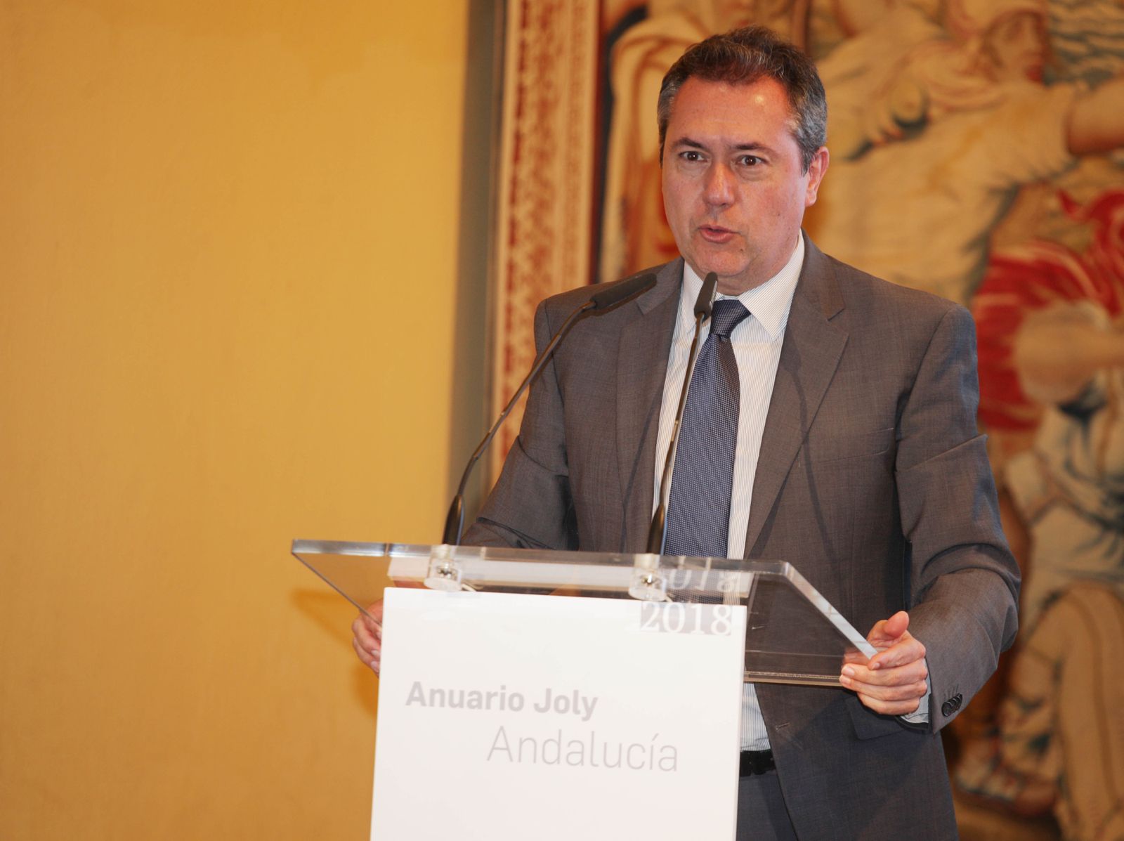 Juan Espadas, alcalde de Sevilla, interviene en la presentación de la publicación.