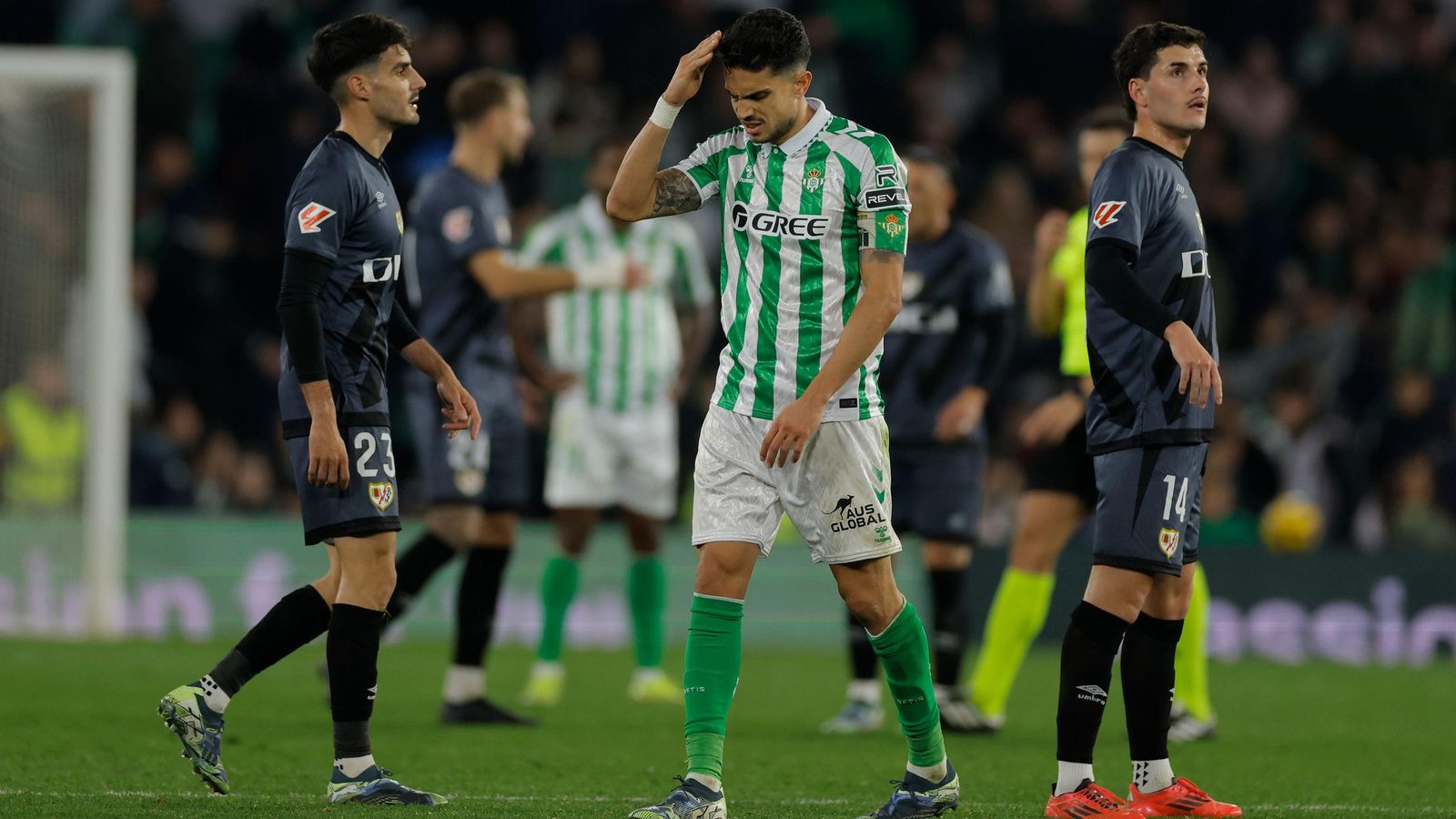 Bartra, contrariado por el resultado al término del encuentro.