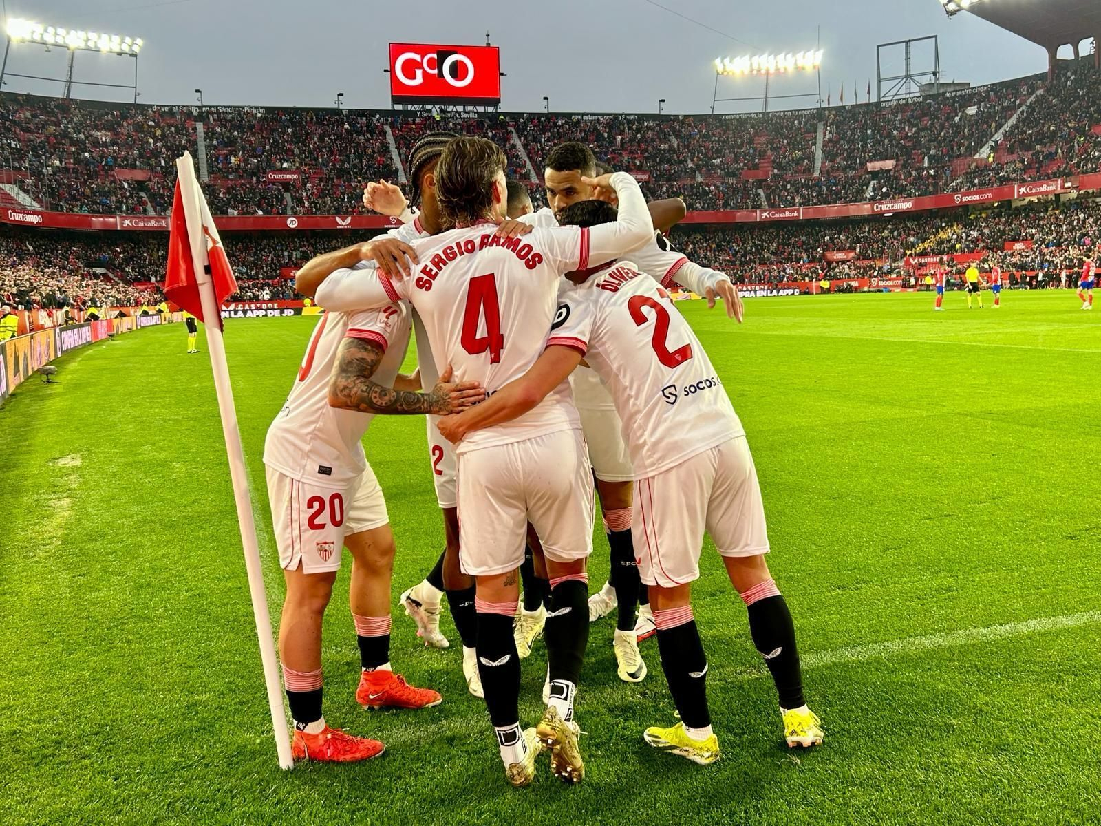 El Sevilla celebra el gol de Isaac Romero ante el Atlético de Madrid