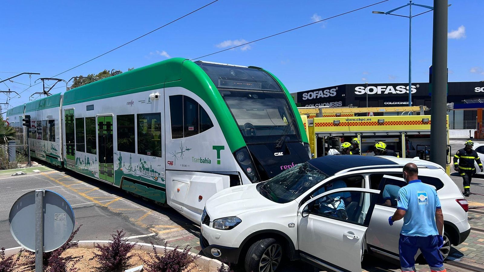 Estado en el que se ha quedado el vehículo tras el accidente con el tranvía en Chiclana.