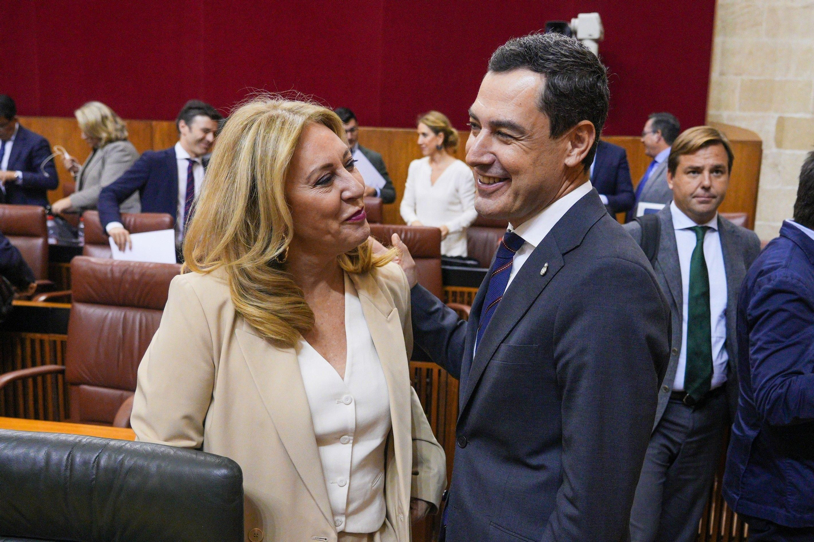 Juanma Moreno felicita a la consejera de Hacienda, Carolina España, tras el debate sobre las enmiendas a la totalidad.