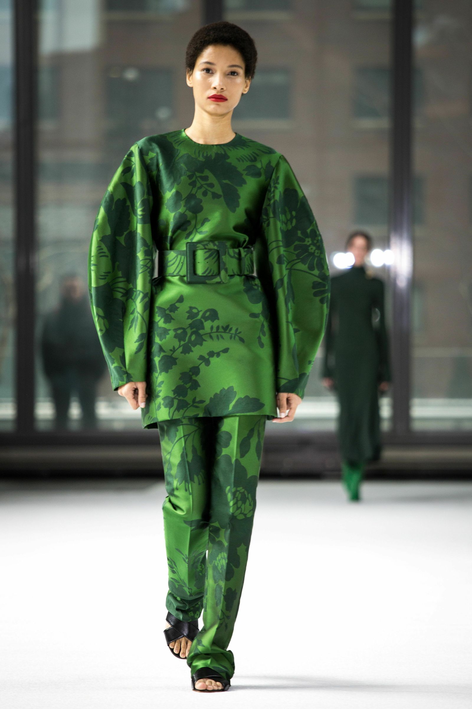 Conjunta de camisa y pantalón con el mismo estampado verde, de Carolina Herrera.