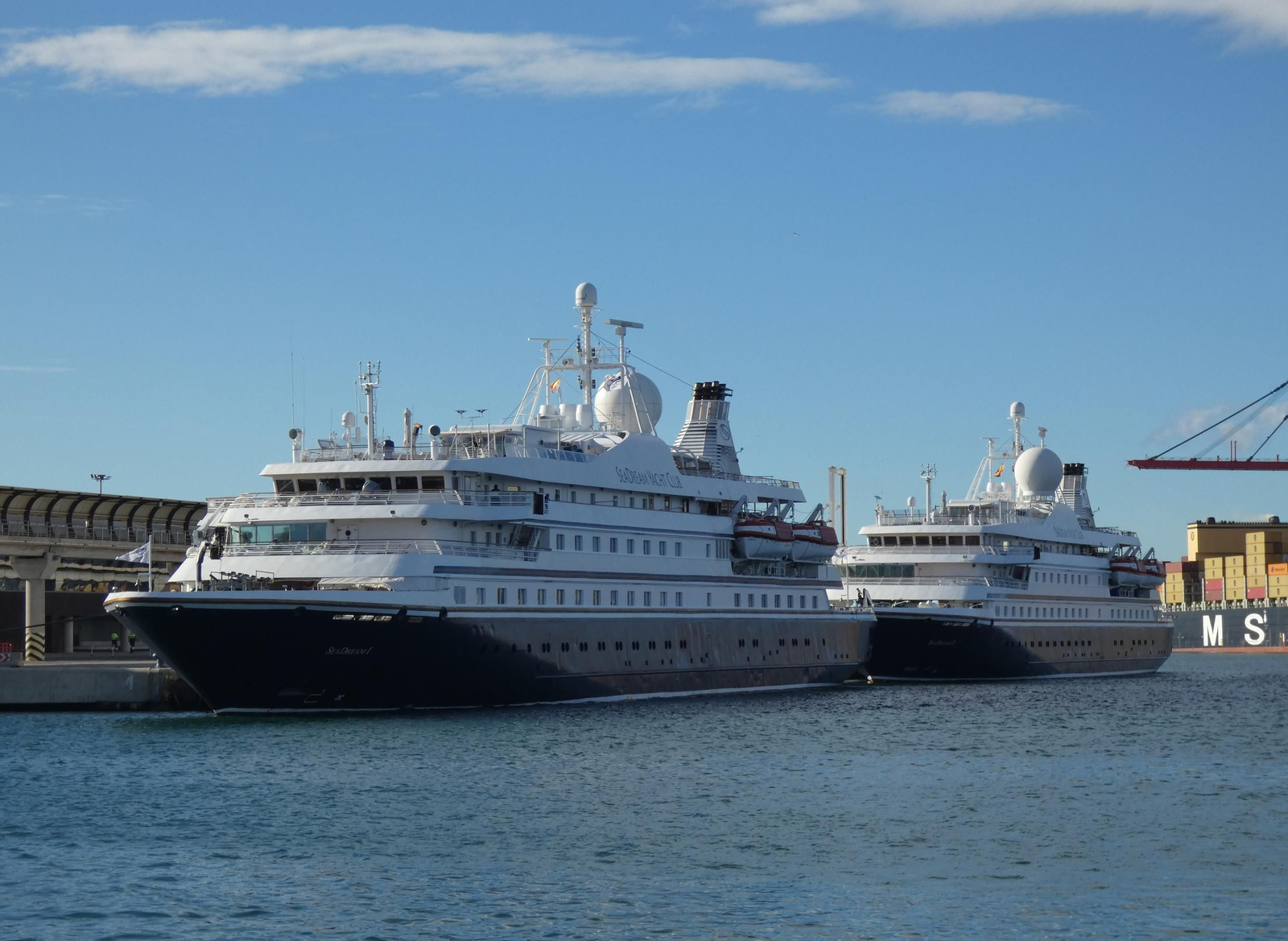 Los gemelos 'SeaDream I' y 'SeaDream II' atracados juntos en el muelle norte de levante. 