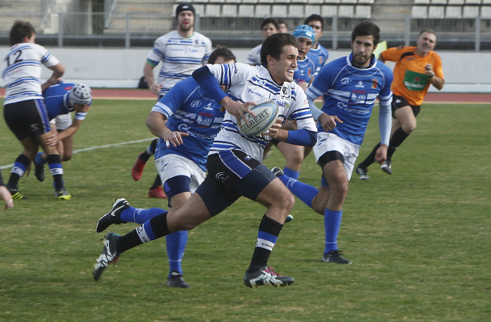 Un jugador del Ciencias desborda la línea del Olímpico.