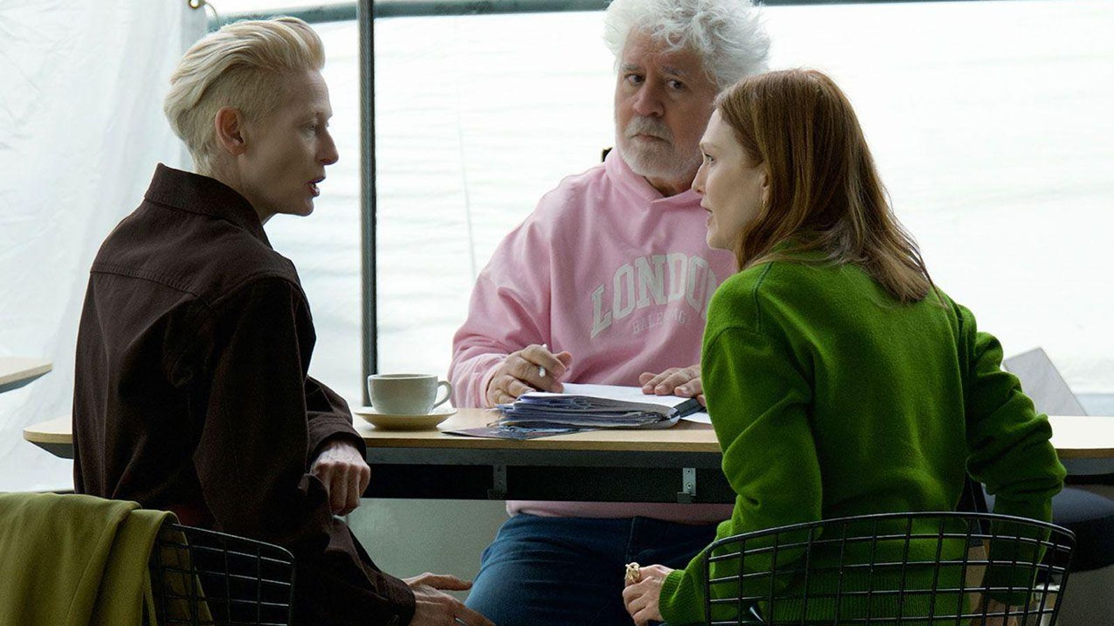 Pedro Almodóvar, con Tilda Swinton y Julianne Morre en el rodaje.