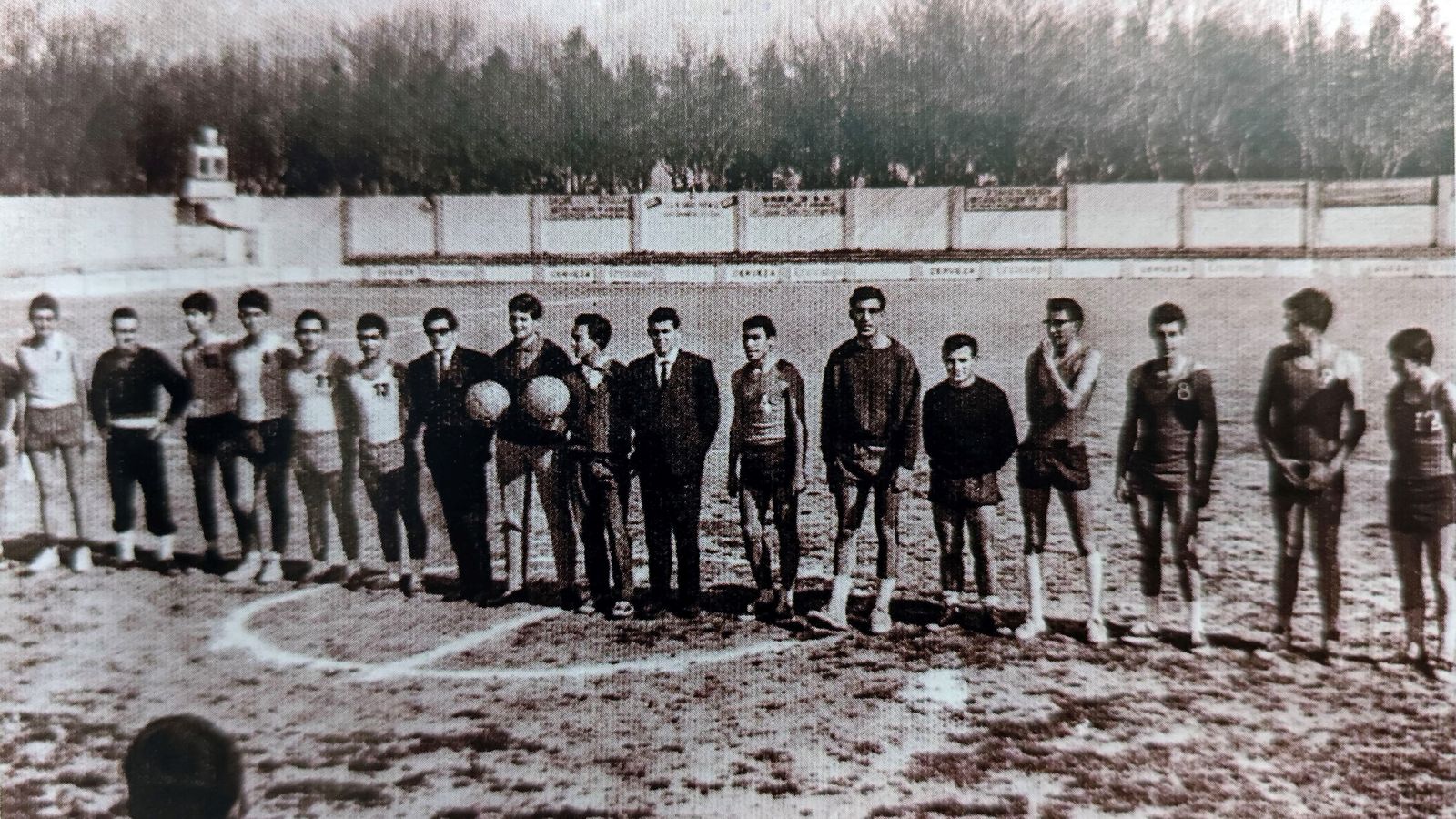 Septiembre de 1964. Coria A y Coria B disputaron un partido en el Estadio Guadalquivir, donde jugaba sus encuentros el Coria C.F.