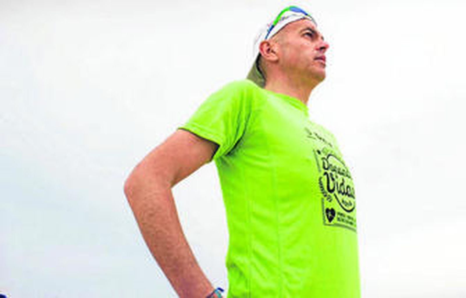 El andaluz Eduardo Rangel con una de las camiseta que lucirá en su reto con el lema 'Desafío 2014. Donando Vida'.