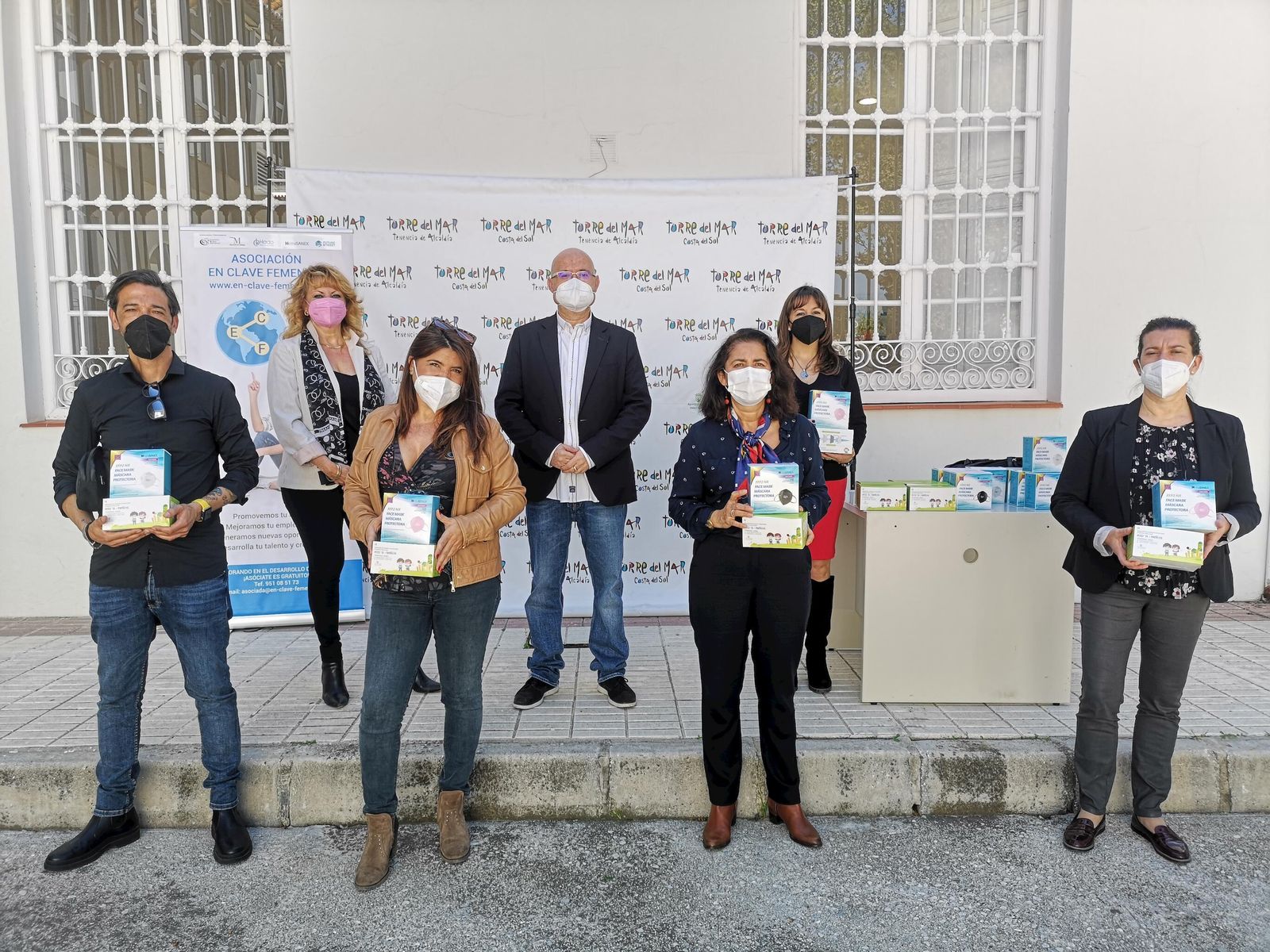 Los directores de los centros educativos con la presidenta de la asociación y el teniente de alcalde.