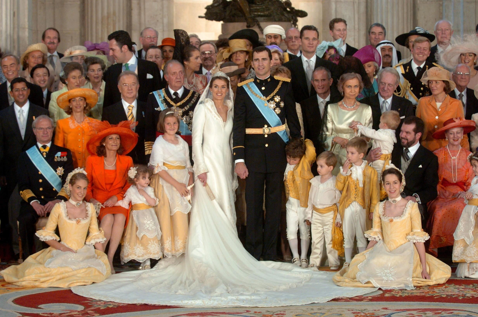 Foto de familia con los allegados y miembros de las casas reales